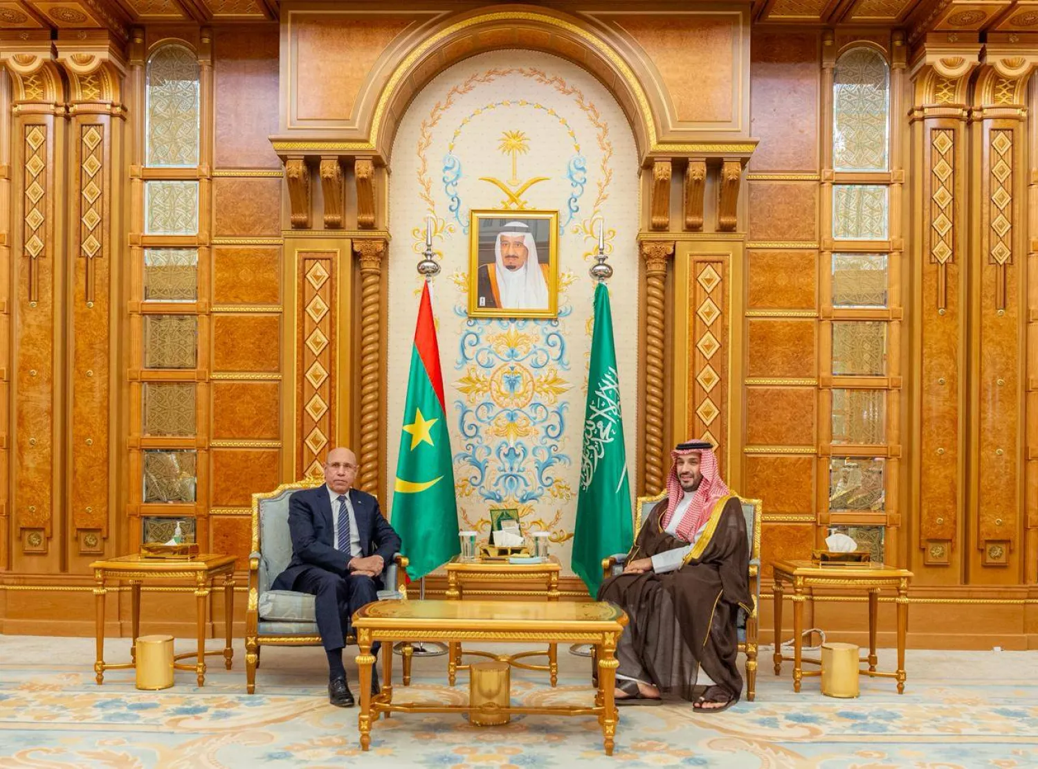ولي العهد السعودي الأمير محمد بن سلمان مستقبلاً الرئيس الموريتاني محمد ولد الشيخ الغزواني على هامش المؤتمر في الرياض (واس)
