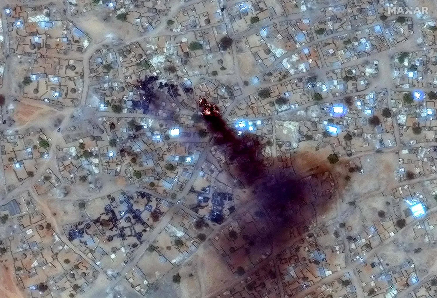 Kuzey Darfur eyaletinin başkenti el-Faşir yakınlarındaki Zemzem Kampı’nda geçtiğimiz nisan ayında çıkan yangın ve yükselen duman (AFP)