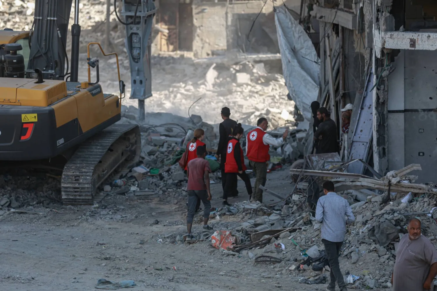 27 October 2025, Palestinian Territories, Gaza City: Staff from the International Committee of the Red Cross (ICRC), supported by Egyptian machinery and workers, search for the bodies of hostages in the Al-Tuffah neighborhood in eastern Gaza City. (dpa)