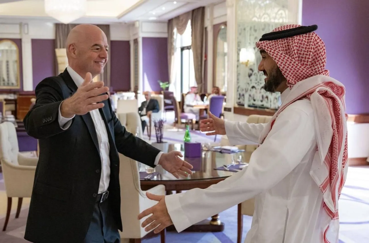 الفيصل خلال لقاء رئيس الاتحاد الدولي لكرة القدم (الشرق الأوسط)