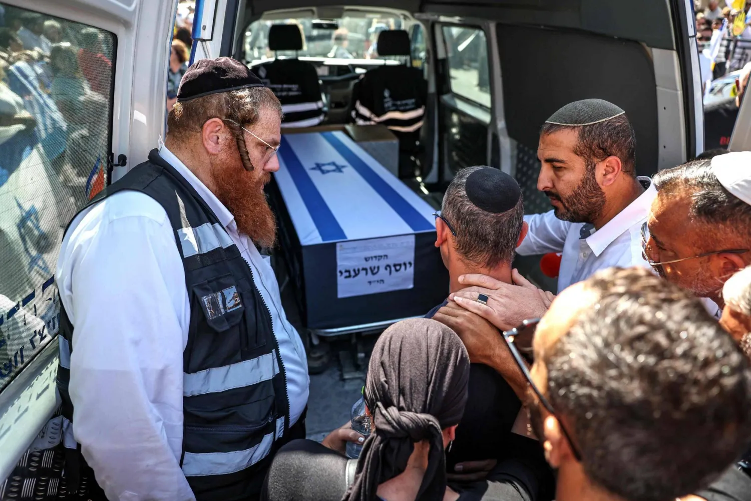 مشيّعون يشاركون في موكب جنازة يوسي شرابي الذي قُتل في الاحتجاز بعد أن أخذته حركة «حماس» رهينة خلال هجماتها في 7 أكتوبر 2023... الصورة في مدينة ريشون لتسيون بوسط إسرائيل - 27 أكتوبر 2025 (أ.ف.ب)