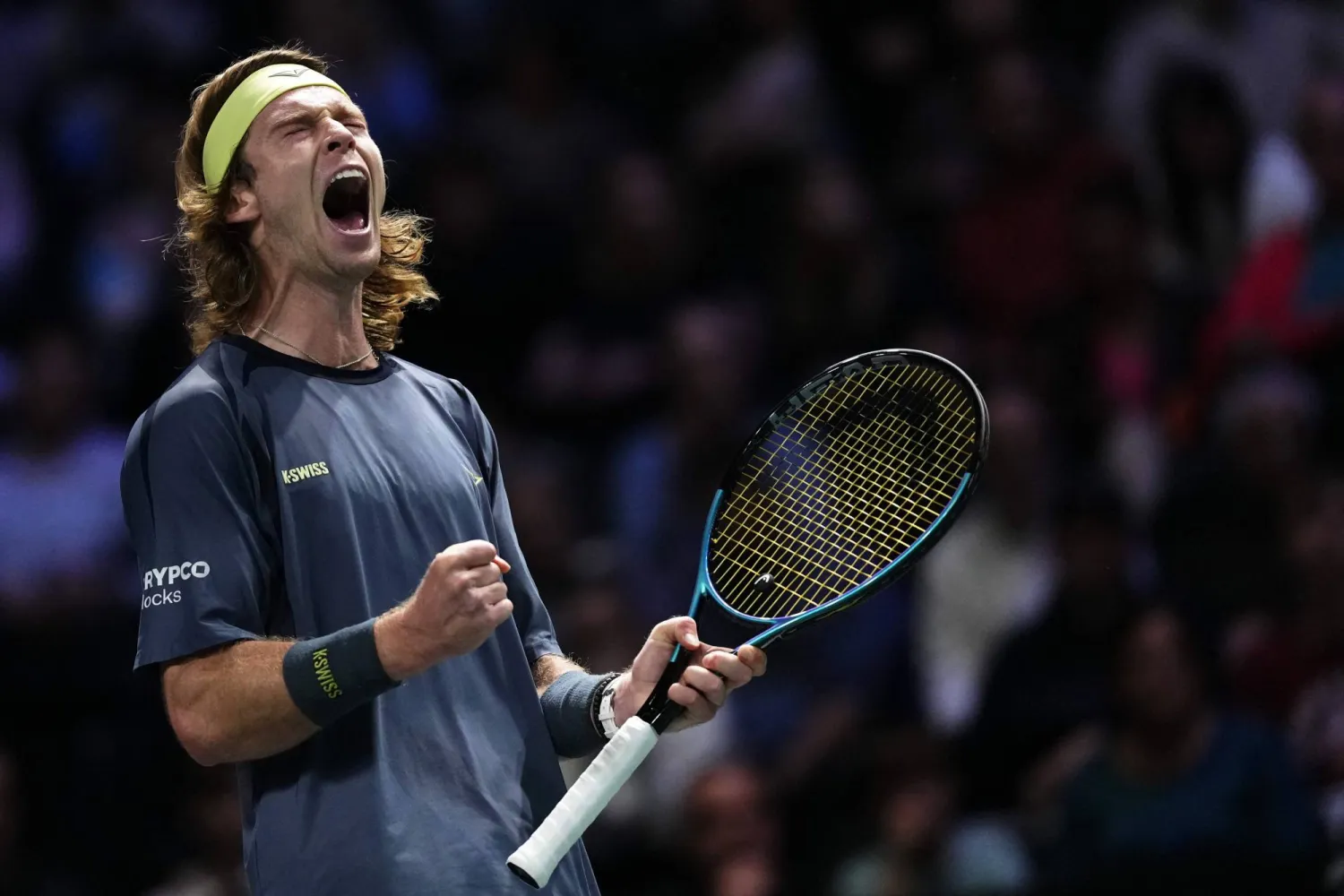 الروسي أندري روبليف يحتفل بفوزه في باريس (أ.ف.ب)