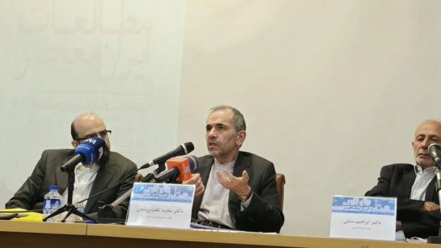 تخت روانجي يتحدث عن المفاوضات والحرب مع إسرائيل خلال مؤتمر في طهران الاثنين (إرنا) 