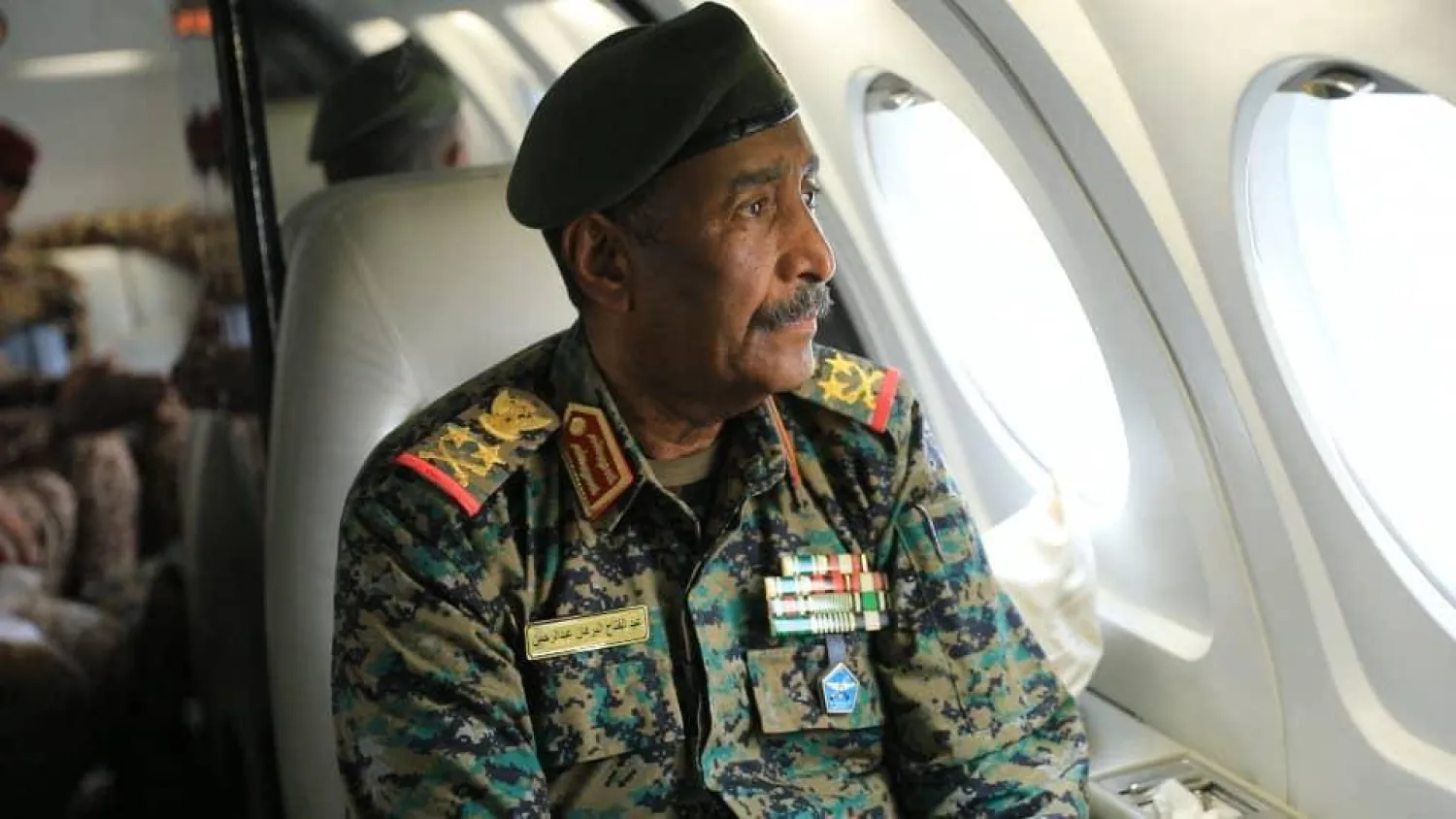 البرهان داخل الطائرة الرئاسية بعد هبوطها في مطار الخرطوم بدقائق مساء السبت (إعلام مجلس السيادة)