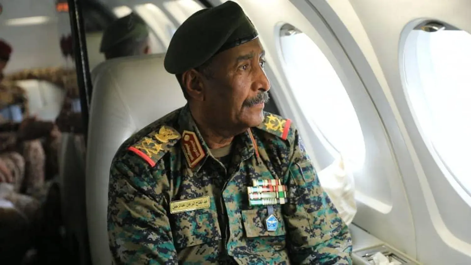 Orgeneral Abdulfettah el-Burhan cumartesi akşamı Hartum Havalimanı'na indikten birkaç dakika sonra cumhurbaşkanlığı uçağının içinde (Egemenlik Konseyi Medyası)