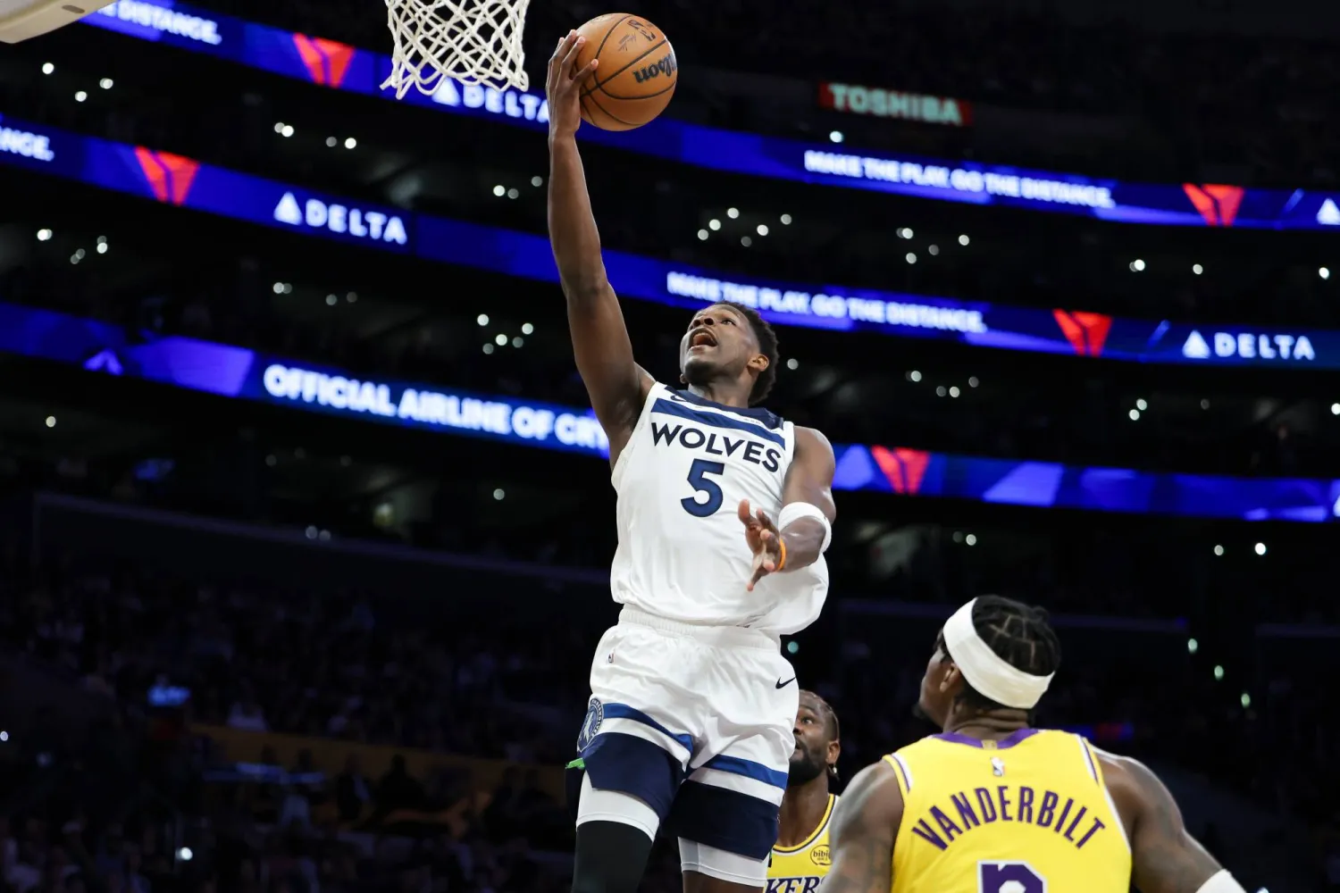 نجم مينيسوتا تمبروولفز أنتوني إدواردز (أ.ب)