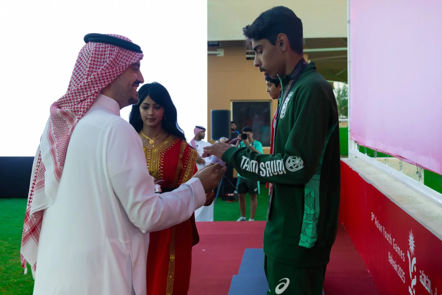 الأمير فهد بن جلوي يتوج الفائزين في الهجن (الشرق الأوسط) 