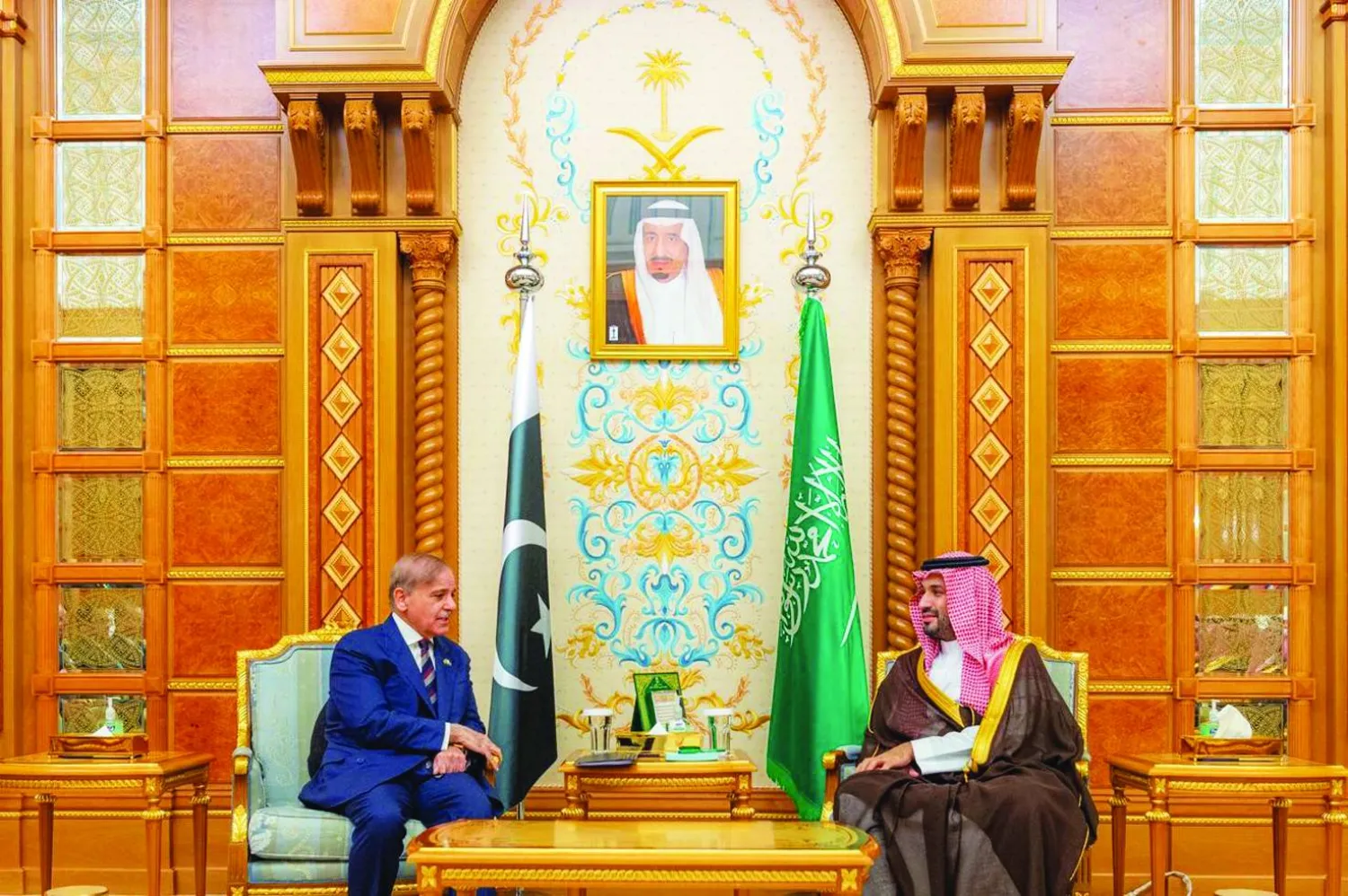 
ولي العهد لدى استقباله رئيس الوزراء الباكستاني أمس (واس)