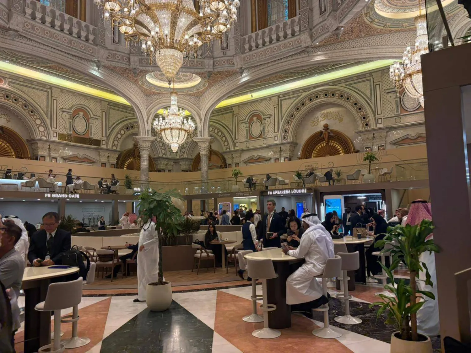 مشاركون ينتظرون بدء المؤتمر أعماله (الشرق الأوسط)