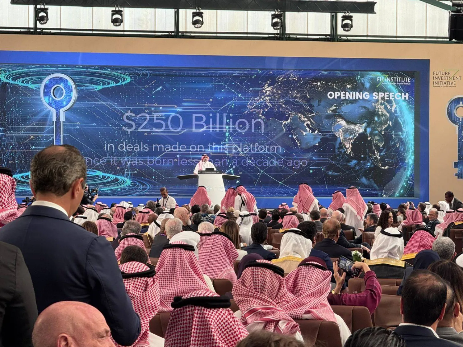 الرميان متحدثاً في افتتاح مؤتمر «مبادرة مستقبل الاستثمار» (الشرق الأوسط)