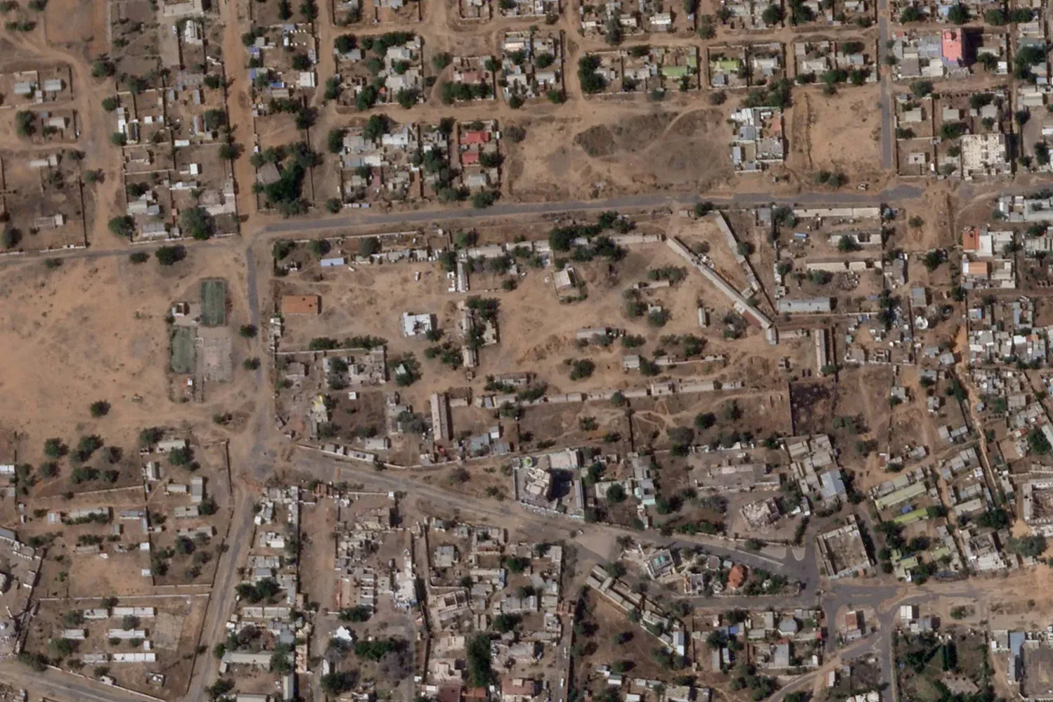 Planet Labs tarafından sağlanan bu uydu görüntüsü, Sudan'ın el-Faşir kentinde bulunan Sudan Ordusu Altıncı Piyade Tümeni karargâhının çevresini gösteriyor. (AP)