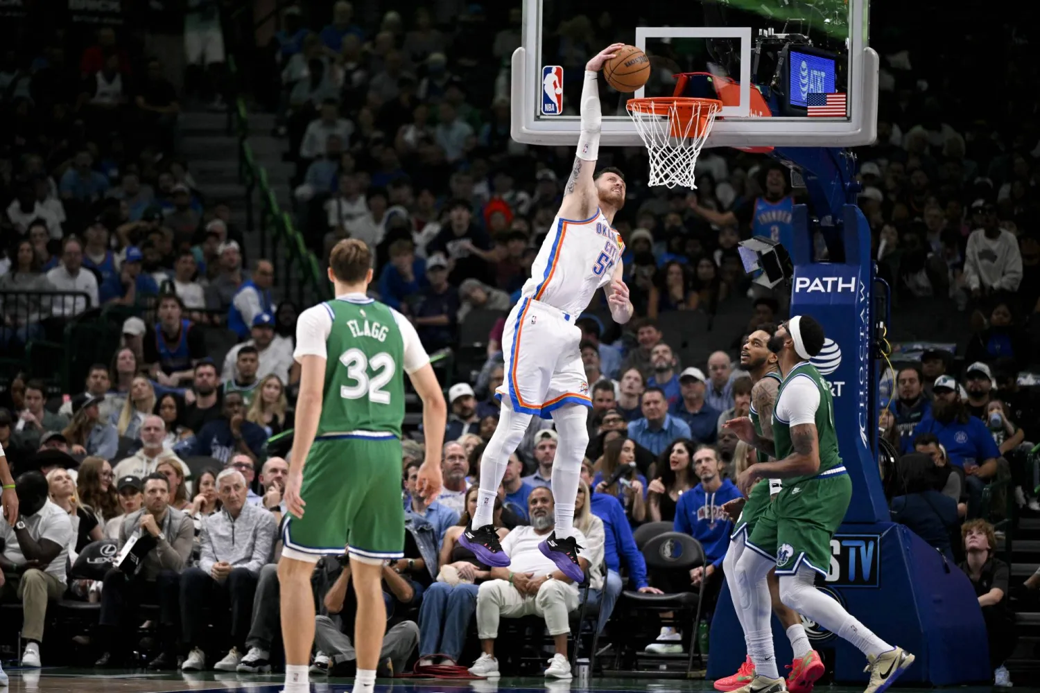 أوكلاهوما سيتي ثاندر حامل اللقب يحافظ على سجله المثالي في مستهل الموسم الجديد (رويترز)