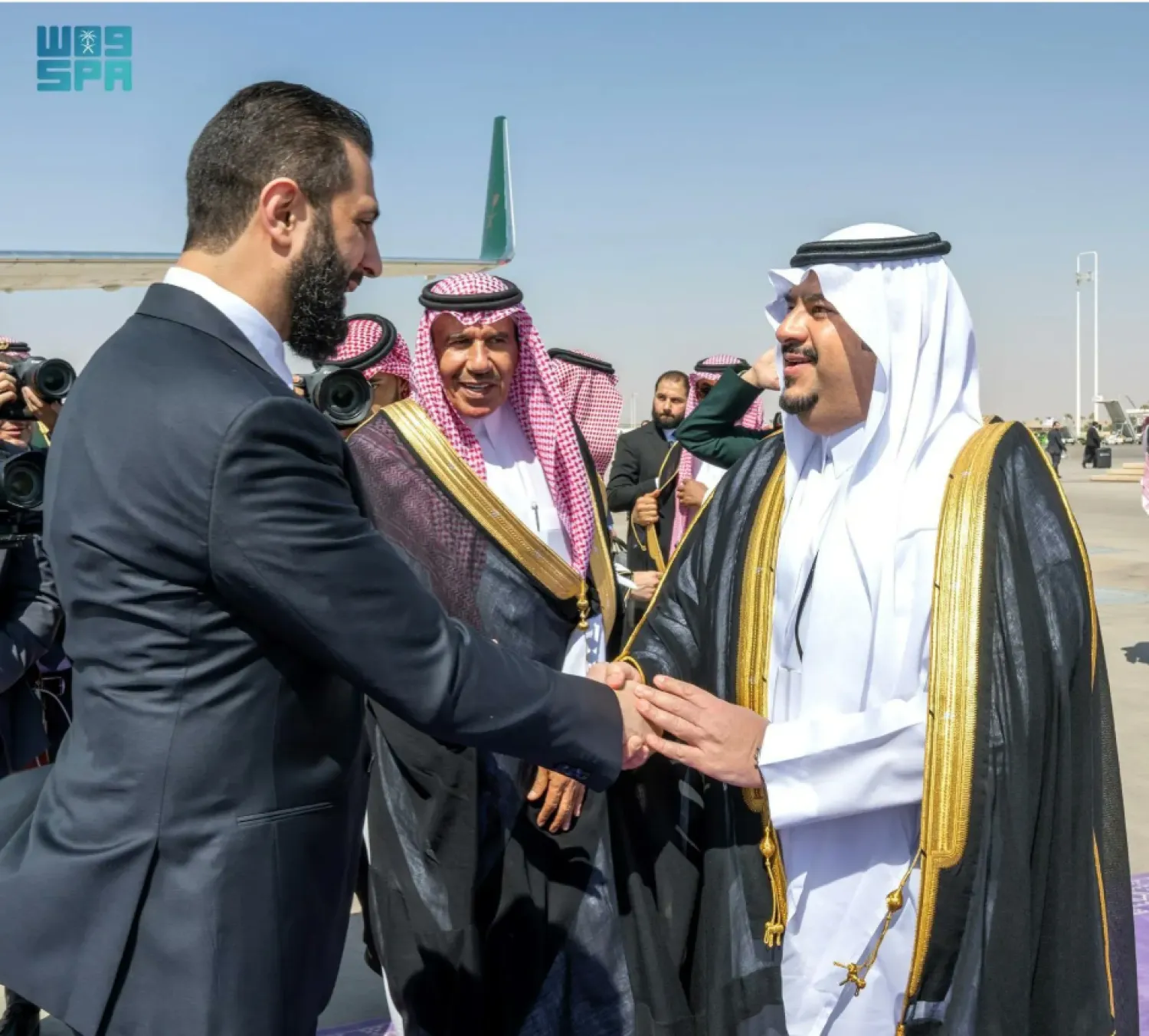 الرئيس السوري أحمد الشرع وفي استقباله في مطار الملك خالد الدولي الأمير محمد بن عبد الرحمن نائب أمير منطقة الرياض (واس)