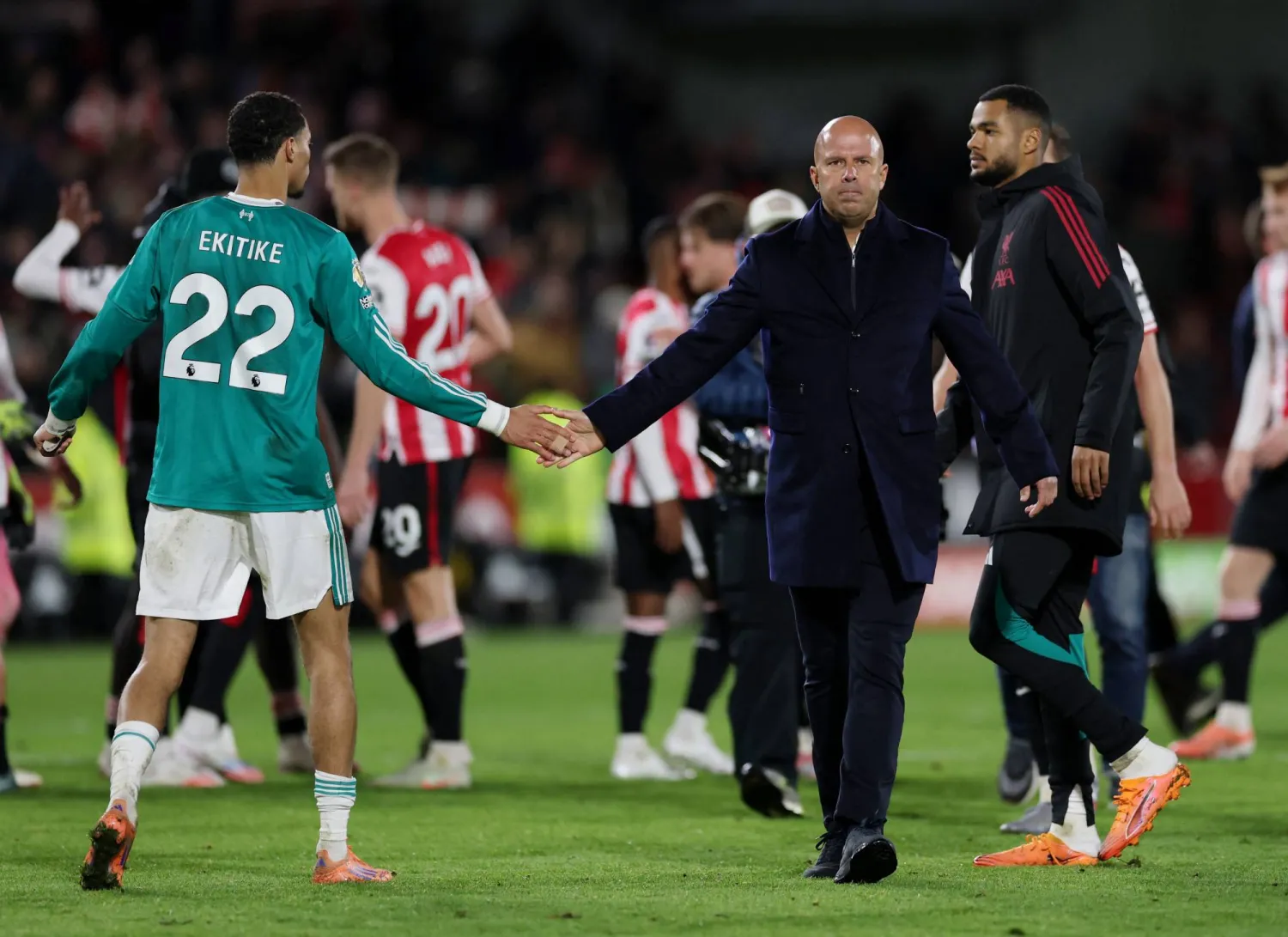 يسعى ليفربول بقيادة مدربه الهولندي أرني سلوت لتجنب المزيد من الحرج (رويترز)