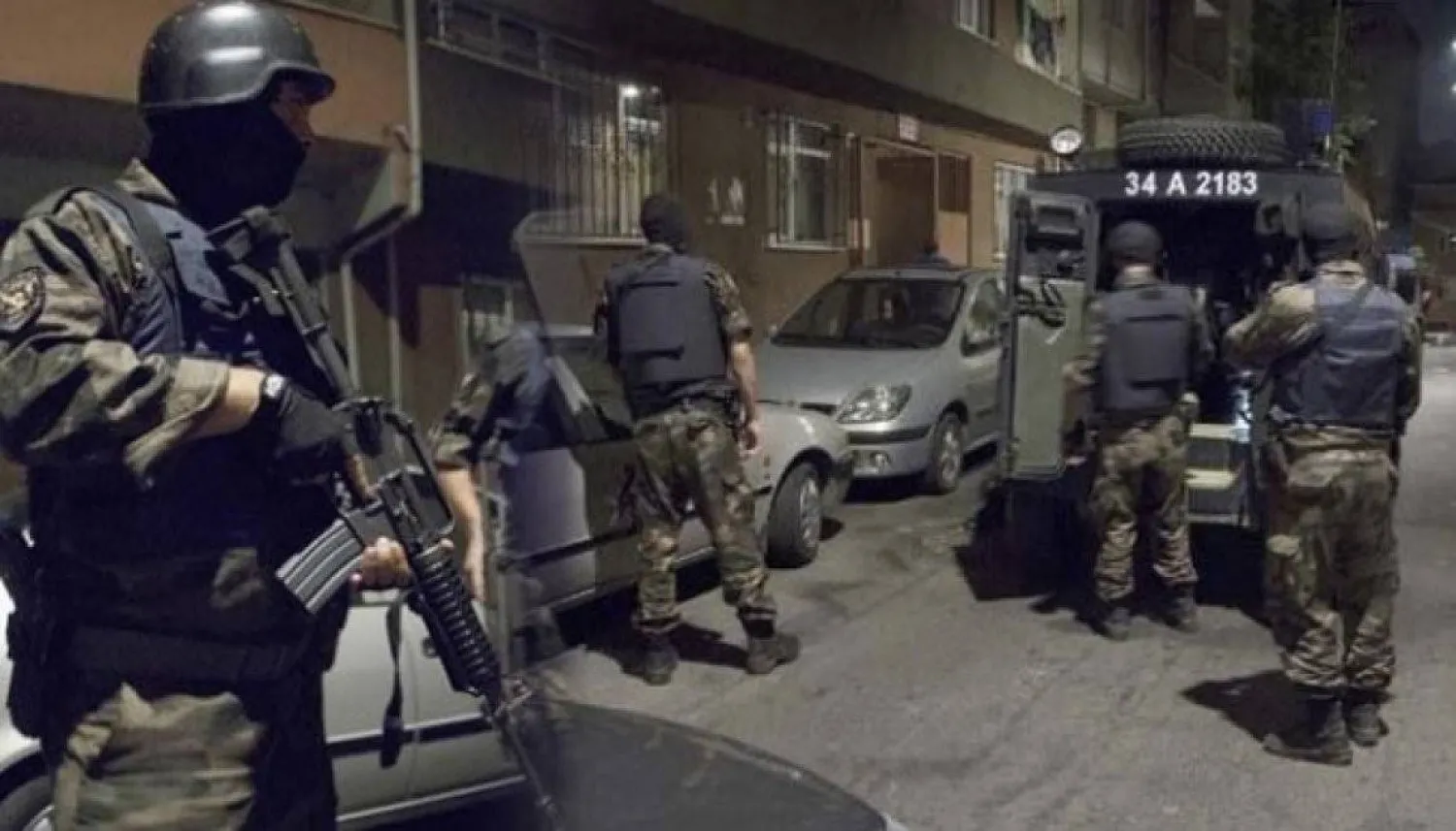 عناصر من قوات مكافحة الإرهاب في إسطنبول أثناء مداهمة على أحد مواقع عناصر «داعش» (الداخلية التركية)