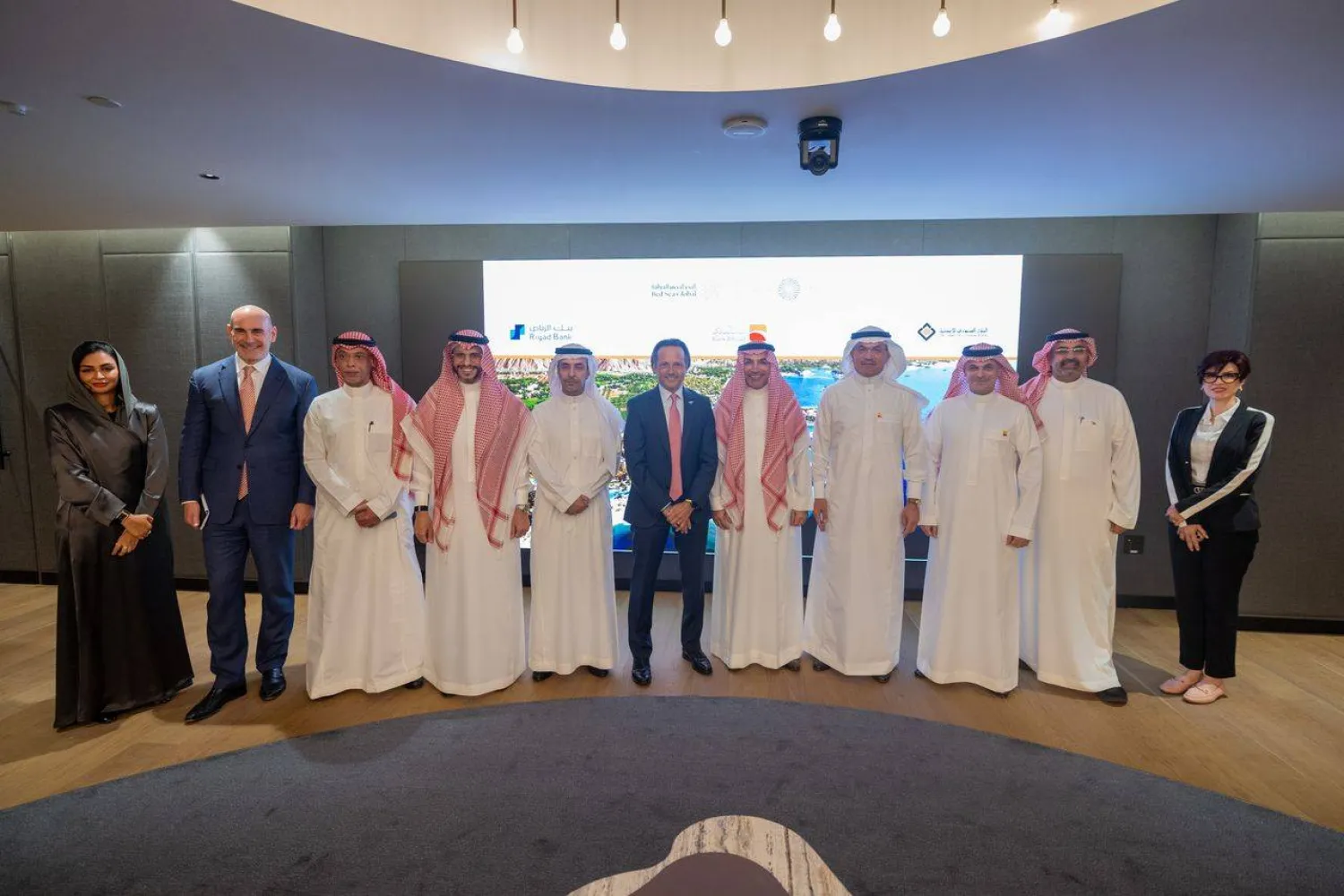 مسؤولون بشركة «البحر الأحمر» ووجهة «أمالا» و«بنك الرياض» بعد توقيع الاتفاقية (البحر الأحمر الدولية)