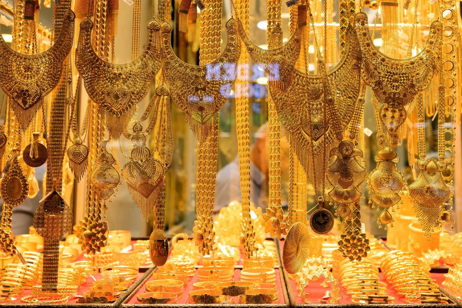 AFP_A photo shows gold bangles and necklaces for sale at a gold shop at the Grand Baazar in Istanbul