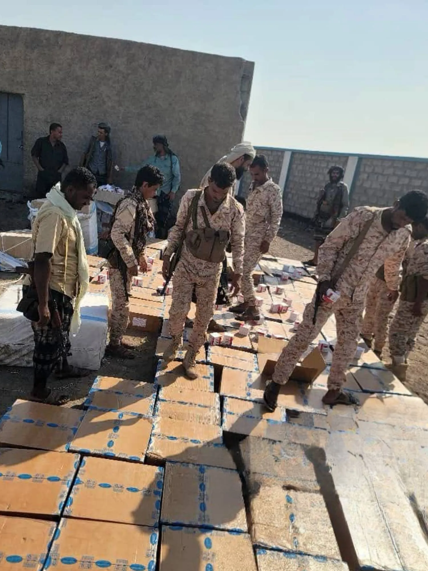 جنود يمنيون اعترضوا شحنة من المخدرات في محافظة لحج (إعلام حكومي)