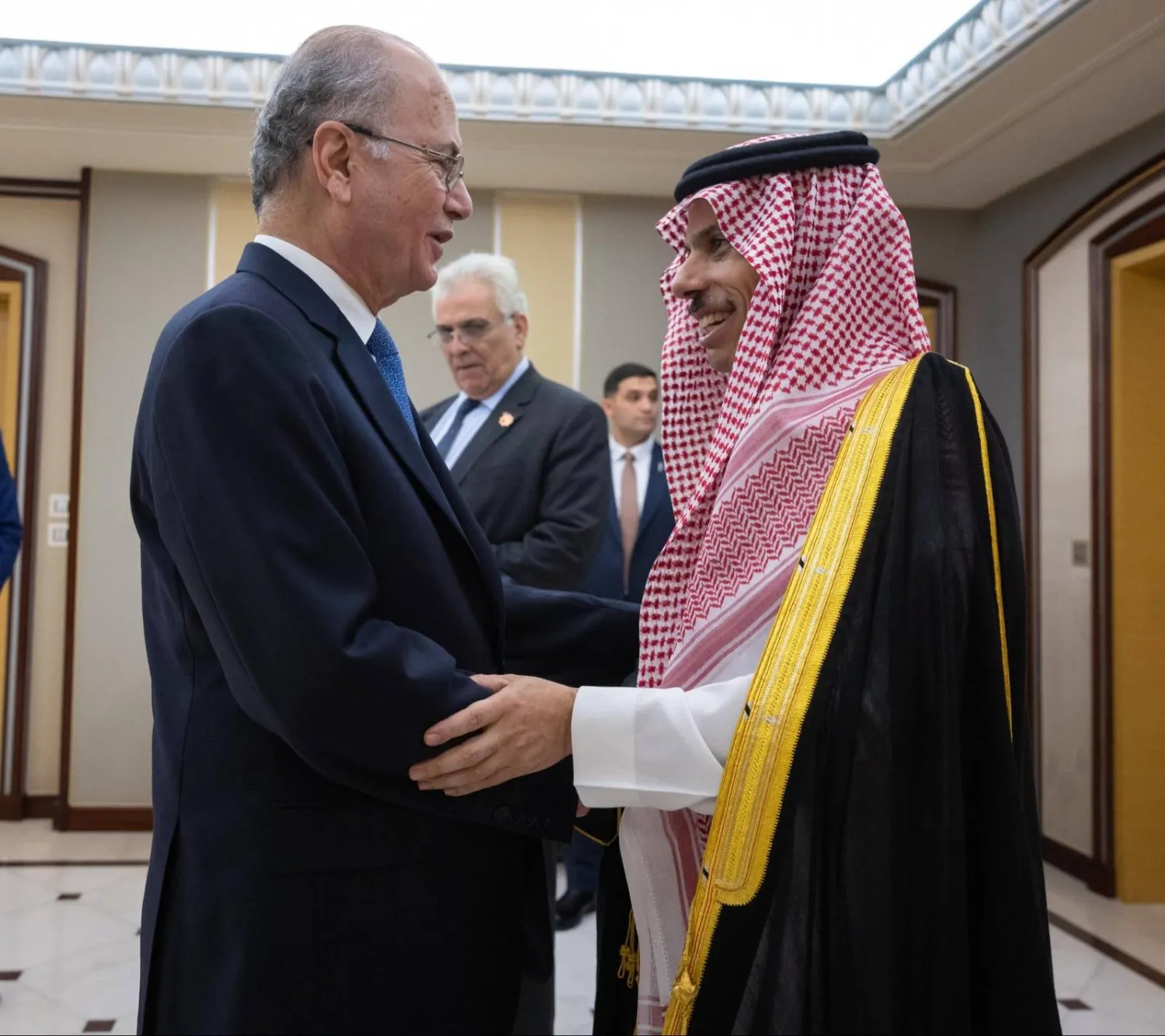 رئيس الوزراء الفلسطيني الدكتور محمد مصطفى والأمير فيصل بن فرحان وزير الخارجية السعودي (واس)