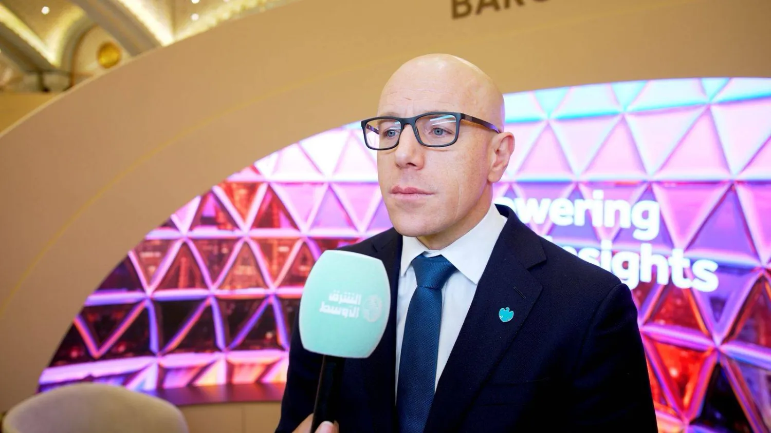 رئيس التمويل المستدام والانتقالي في «باركليز» دانيال هانا يتحدث لـ«الشرق الأوسط» (تصوير: تركي العقيلي)