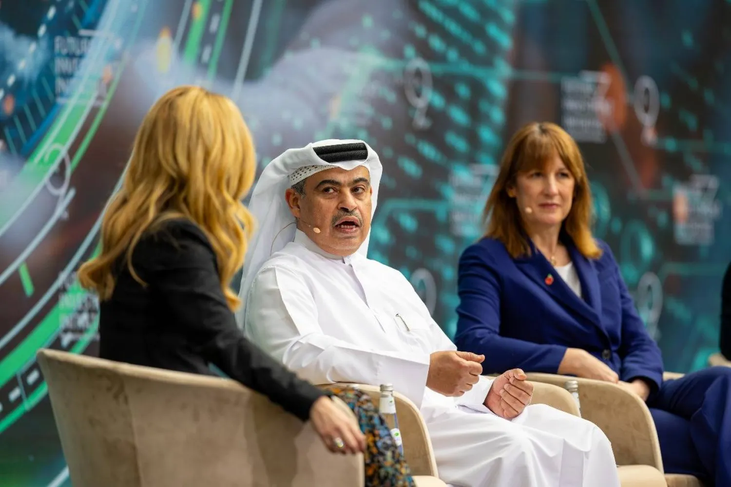 الكواري خلال جلسة نقاشية في «مبادرة مستقبل الاستثمار» في الرياض مع وزيرة المالية البريطانية ريتشل ريفز (الشرق الأوسط)