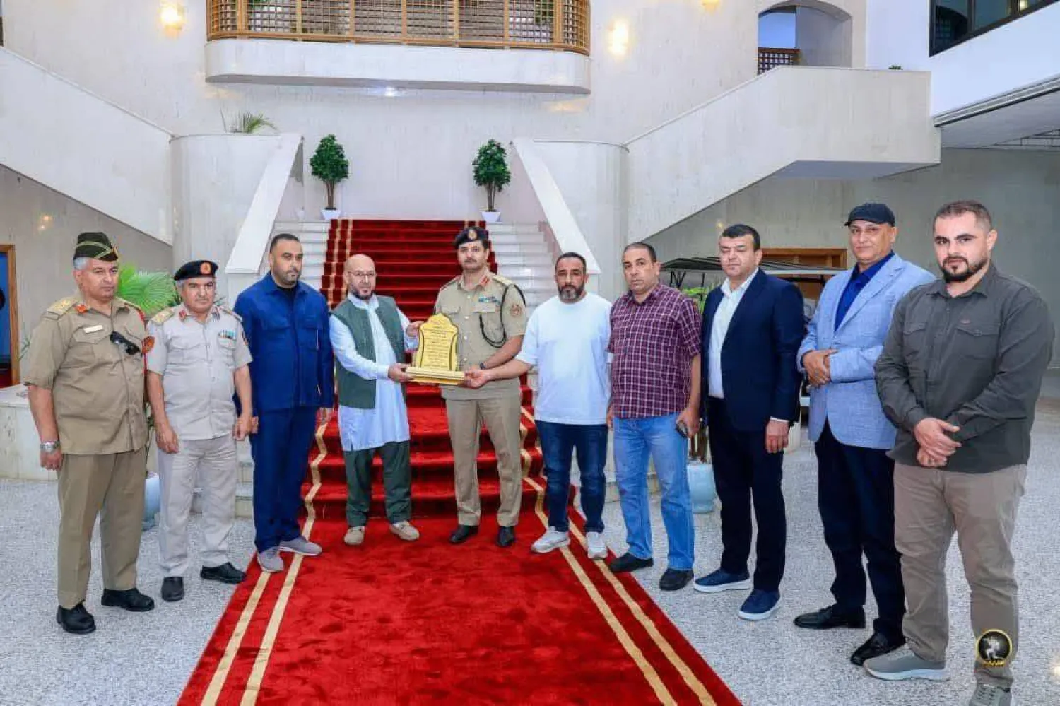 خالد حفتر لدى استقباله عدداً من ممثلي بعض كتائب مصراتة (إدارة التوجيه المعنوي بالقيادة العامة)