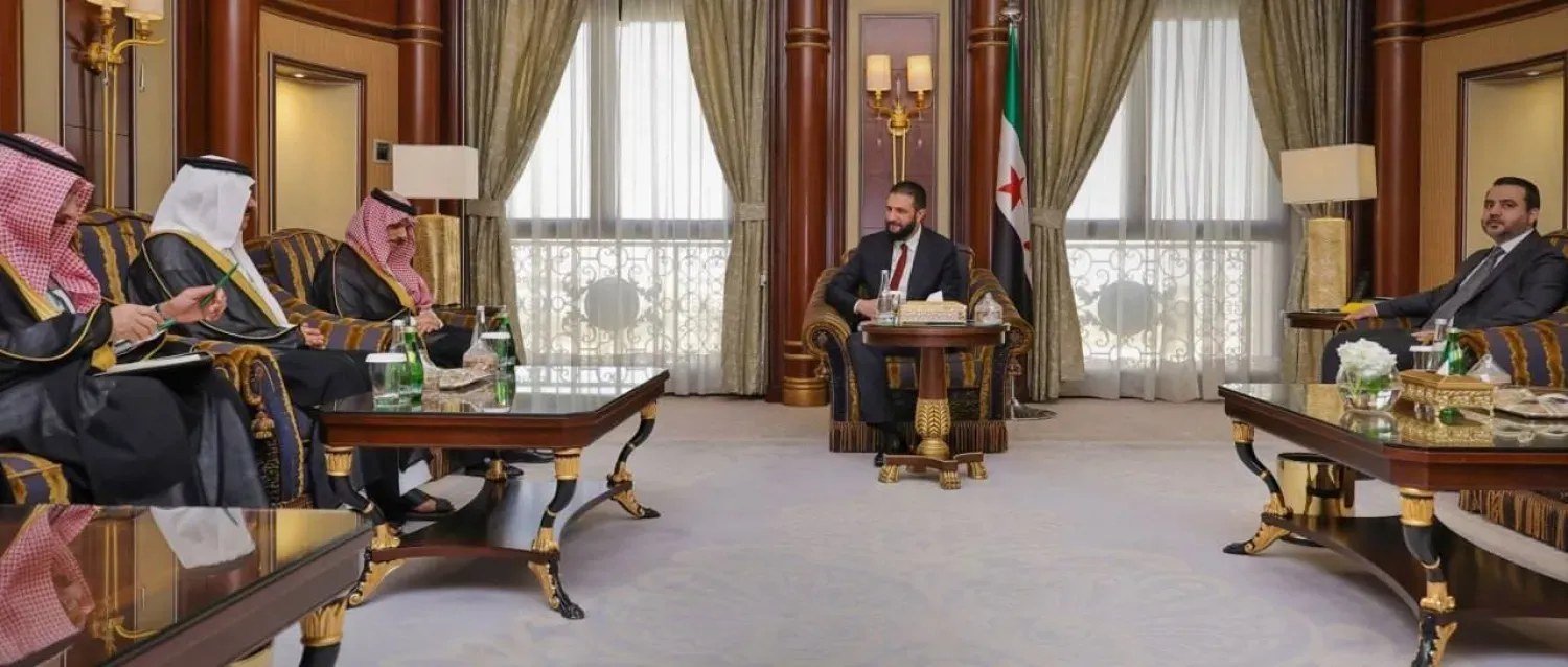 Suriye Cumhurbaşkanı Ahmed eş-Şera, Riyad'daki konutunda Suudi Arabistan Dışişleri Bakanı Prens Faysal bin Ferhan ile bir araya geldi. (SANA)