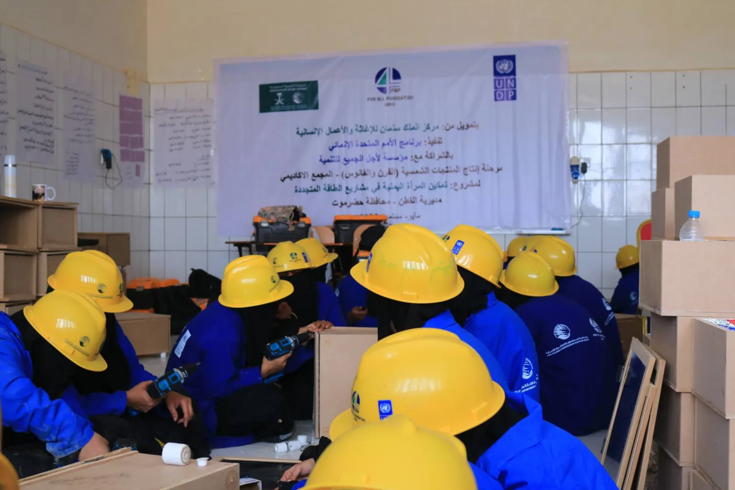 يمنيات في حضرموت يعملن على تصنيع أفران الطاقة الشمسية ضمن مشروع أممي (الأمم المتحدة)