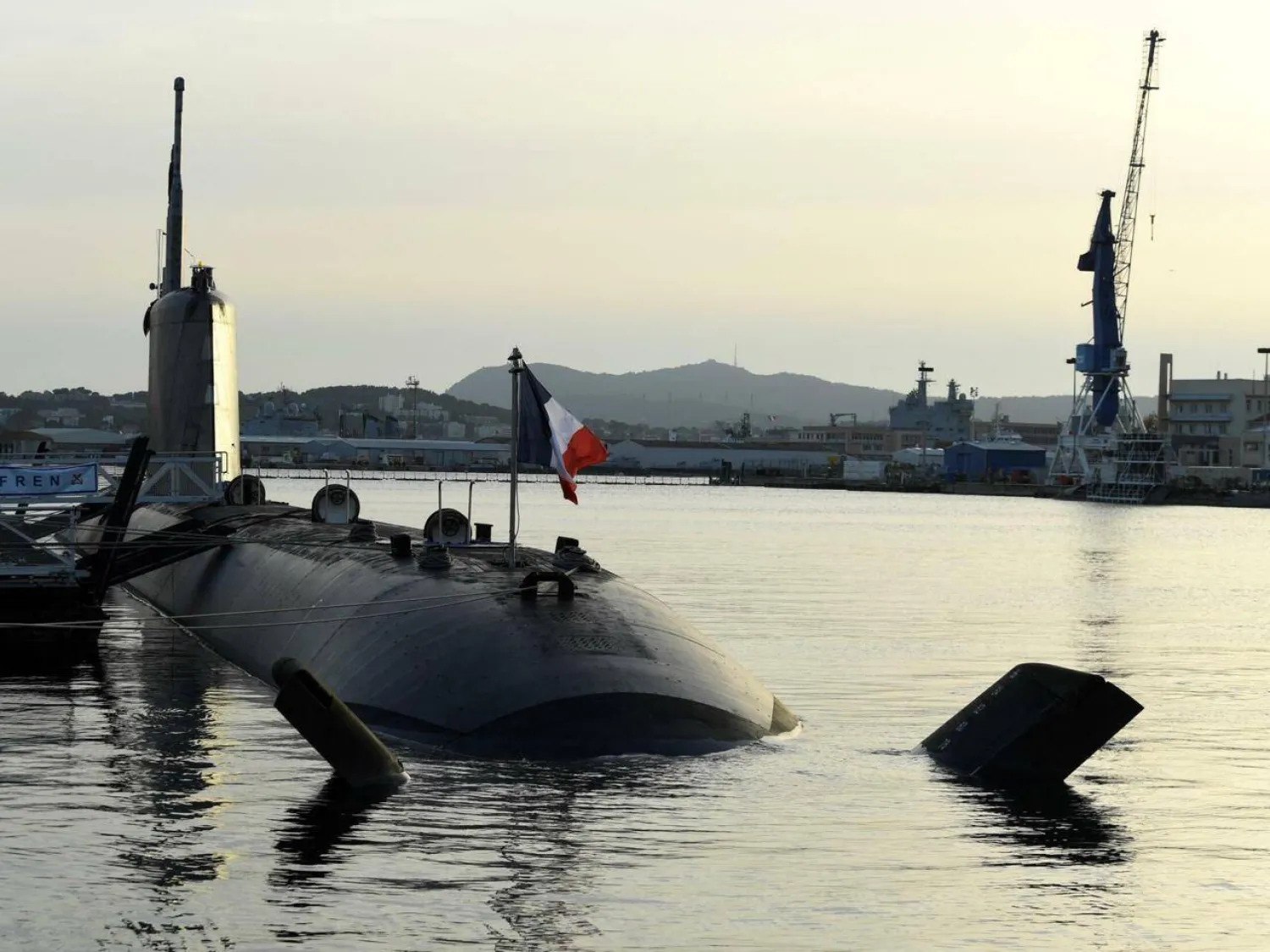 غواصة هجومية نووية من فئة باراكودا تابعة للبحرية الفرنسية راسية في ميناء تولون بفرنسا 6 نوفمبر 2020 (أ.ف.ب)
