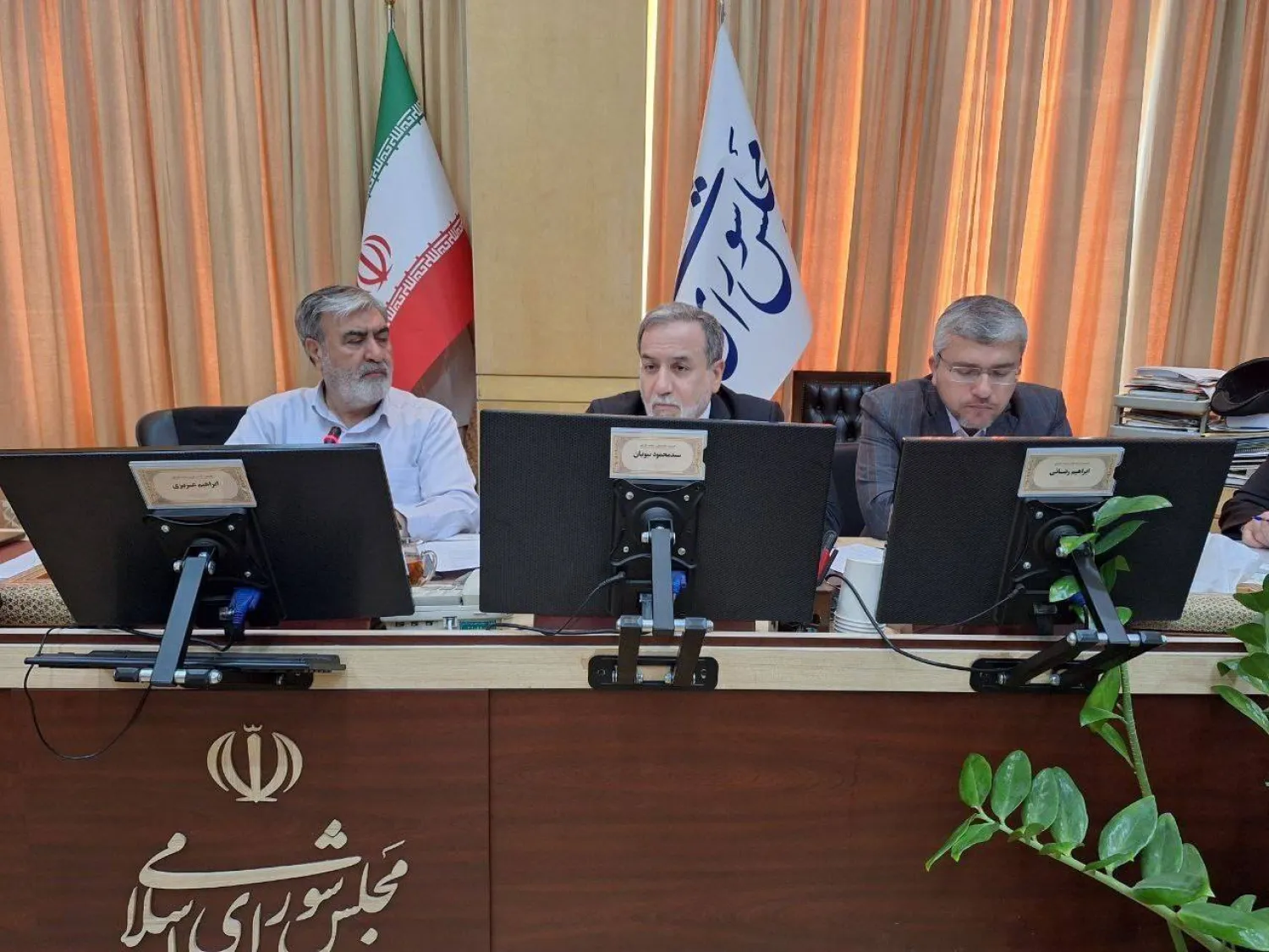 عراقجي يتوسط رئيس لجنة الأمن القومي النائب إبراهيم عزيزي والمتحدث باسم اللجنة النائب إبراهيم رضائي (موقع البرلمان)