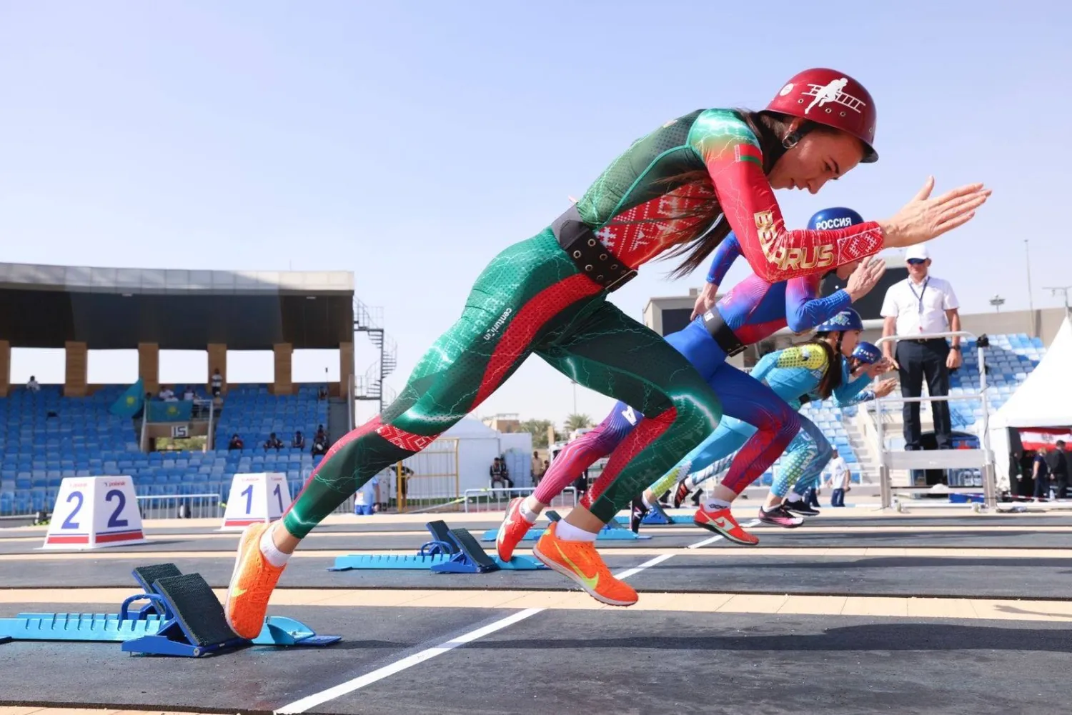 سيدات يتسابقن خلال بطولة العالم للإطفاء والإنقاذ (الدفاع المدني)