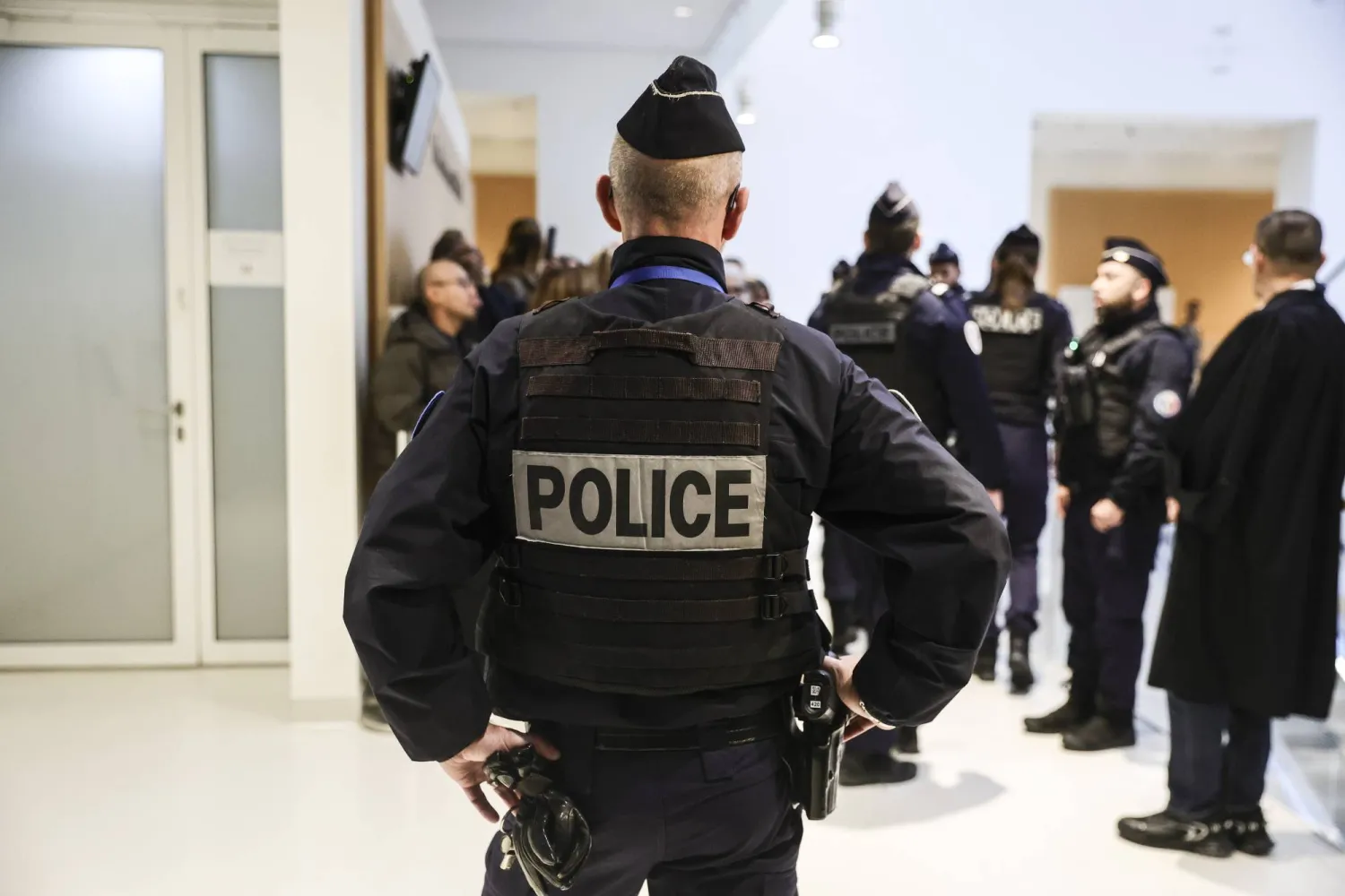 شرطي يقف حارساً في محكمة باريس (إ.ب.أ) 