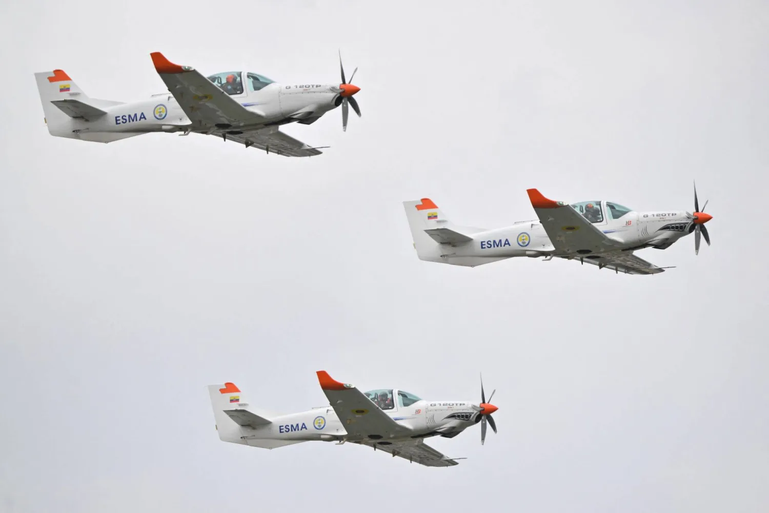 طائرات تابعة للقوات الجوية الإكوادورية تحلّق خلال احتفال بمناسبة الذكرى السنوية الخامسة بعد المائة لتأسيس الطيران الوطني ويوم القوات الجوية الإكوادورية في قاعدة ماريسكال سوكري الجوية في العاصمة كيتو 27 أكتوبر 2025 (أ.ف.ب)