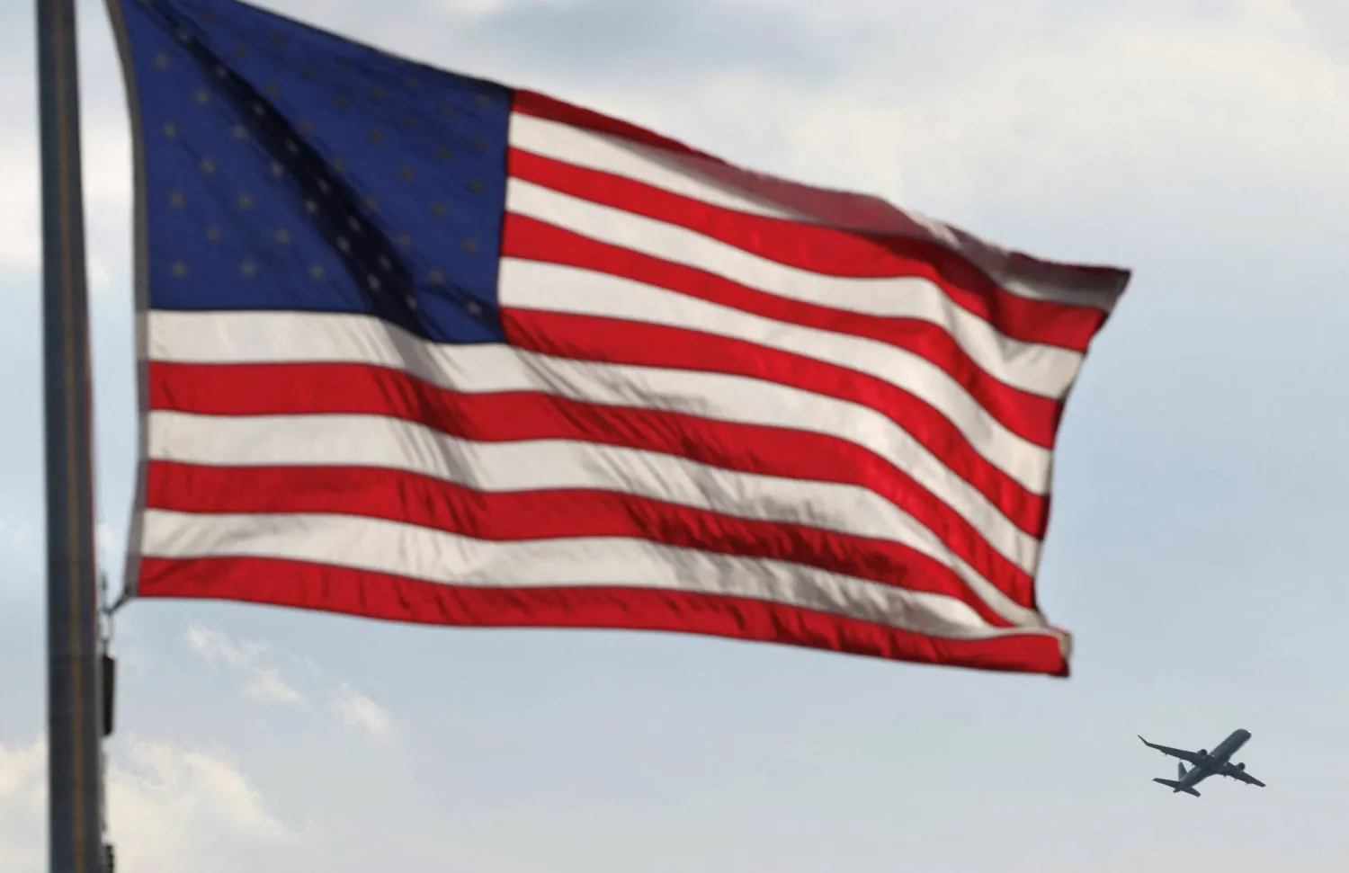 رجل من الهند يطعن مراهقين بشوكة ويصفع راكبة وطاقم الطائرة خلال رحلة جوية أميركية (رويترز)