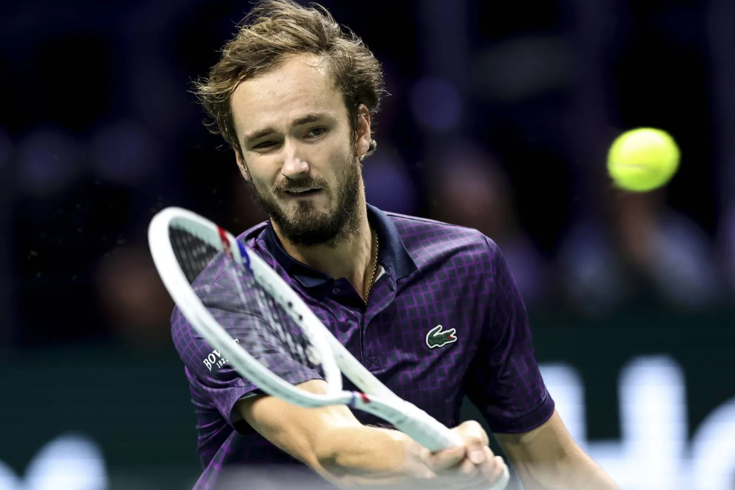 الروسي دانييل مدفيديف يتقدم في باريس (إ.ب.أ)