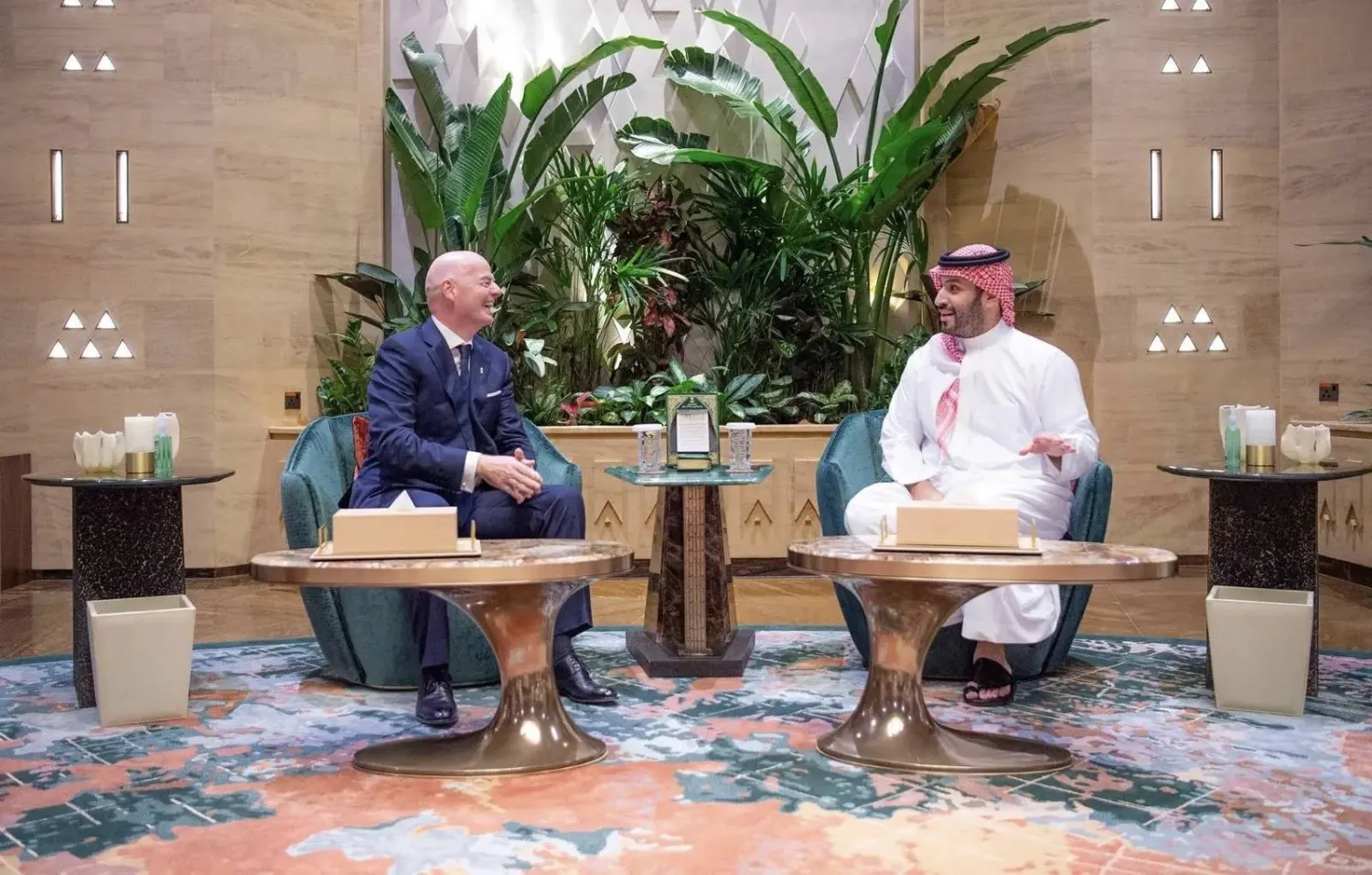 ولي العهد السعودي خلال استقباله رئيس الاتحاد الدولي لكرة القدم (واس)