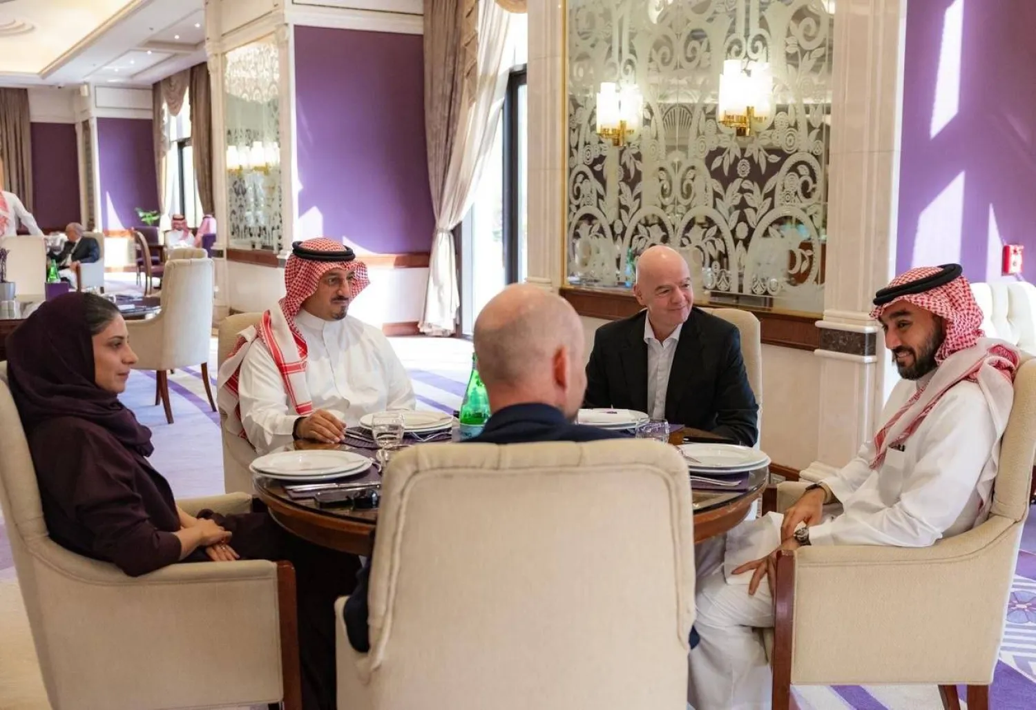 رئيس فيفا اجتمع بوزير الرياضة الأمير عبد العزيز الفيصل وياسر المسحل رئيس اتحاد القدم (وزارة الرياضة)