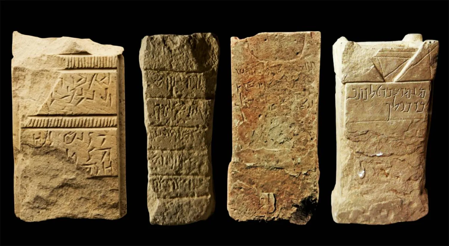 أربع مجامر من الحجر الصلصالي تعلوها نقوش نبطية