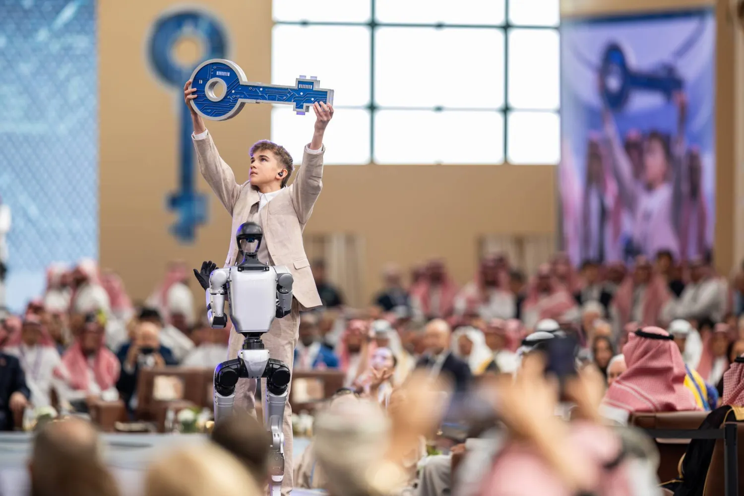 A robot hands “the Key to Prosperity,” the forum’s symbol, to a performer during the opening ceremony. (Asharq Al-Awsat) 