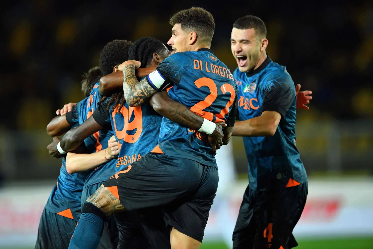 فرحة لاعبي نابولي بهدف إنغويسا في مرمى ليتشي (أ.ب) 