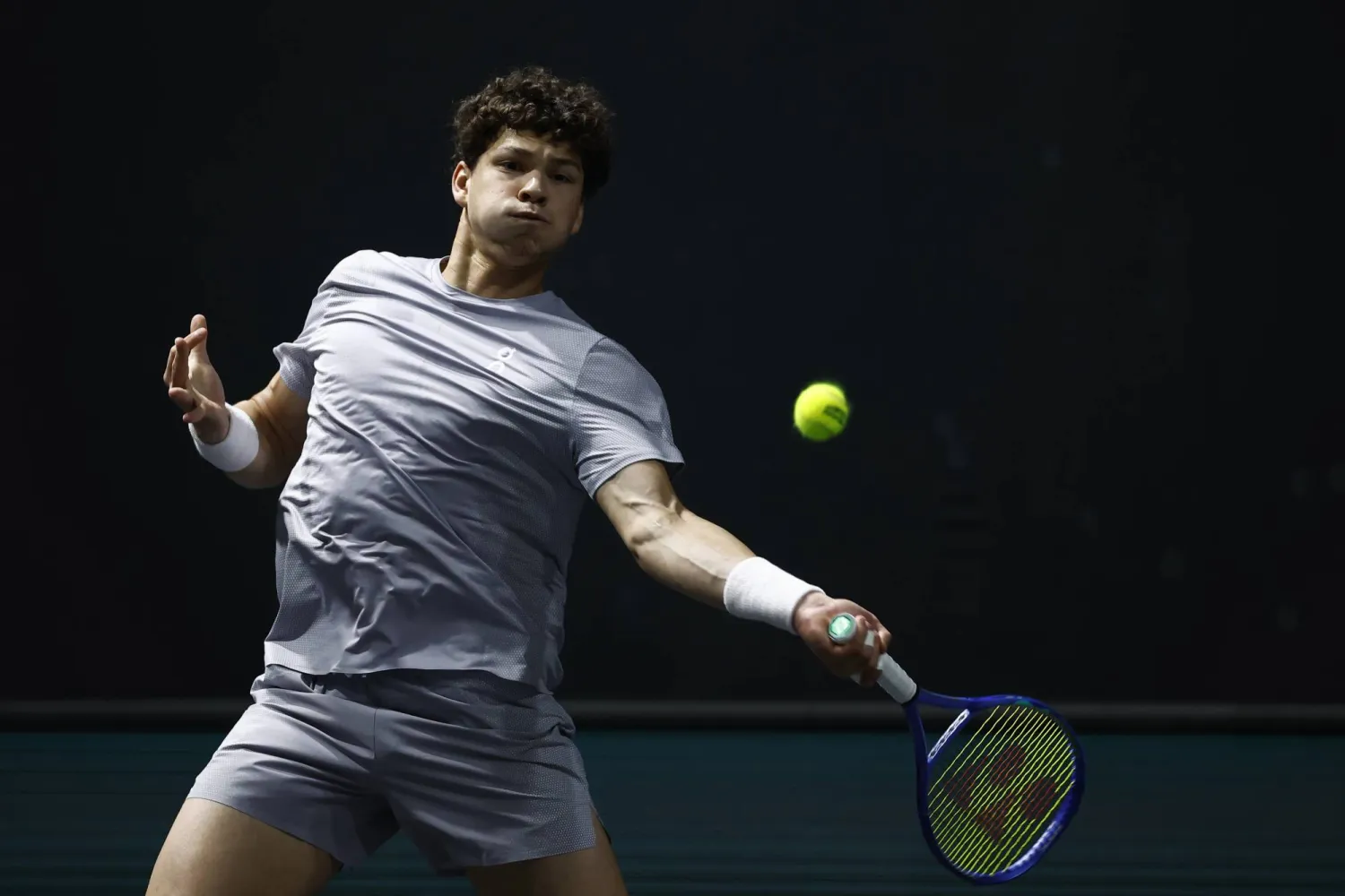 الأميركي بن شيلتون يتقدم في باريس (إ.ب.أ)