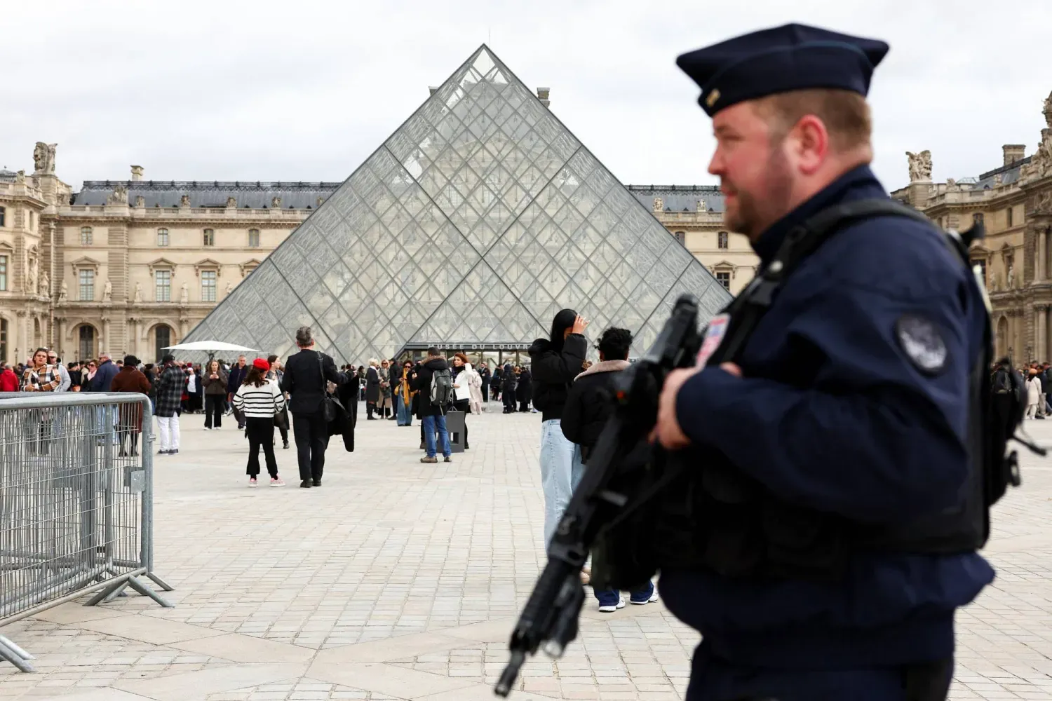 Paris'teki Louvre Müzesi (Reuters)