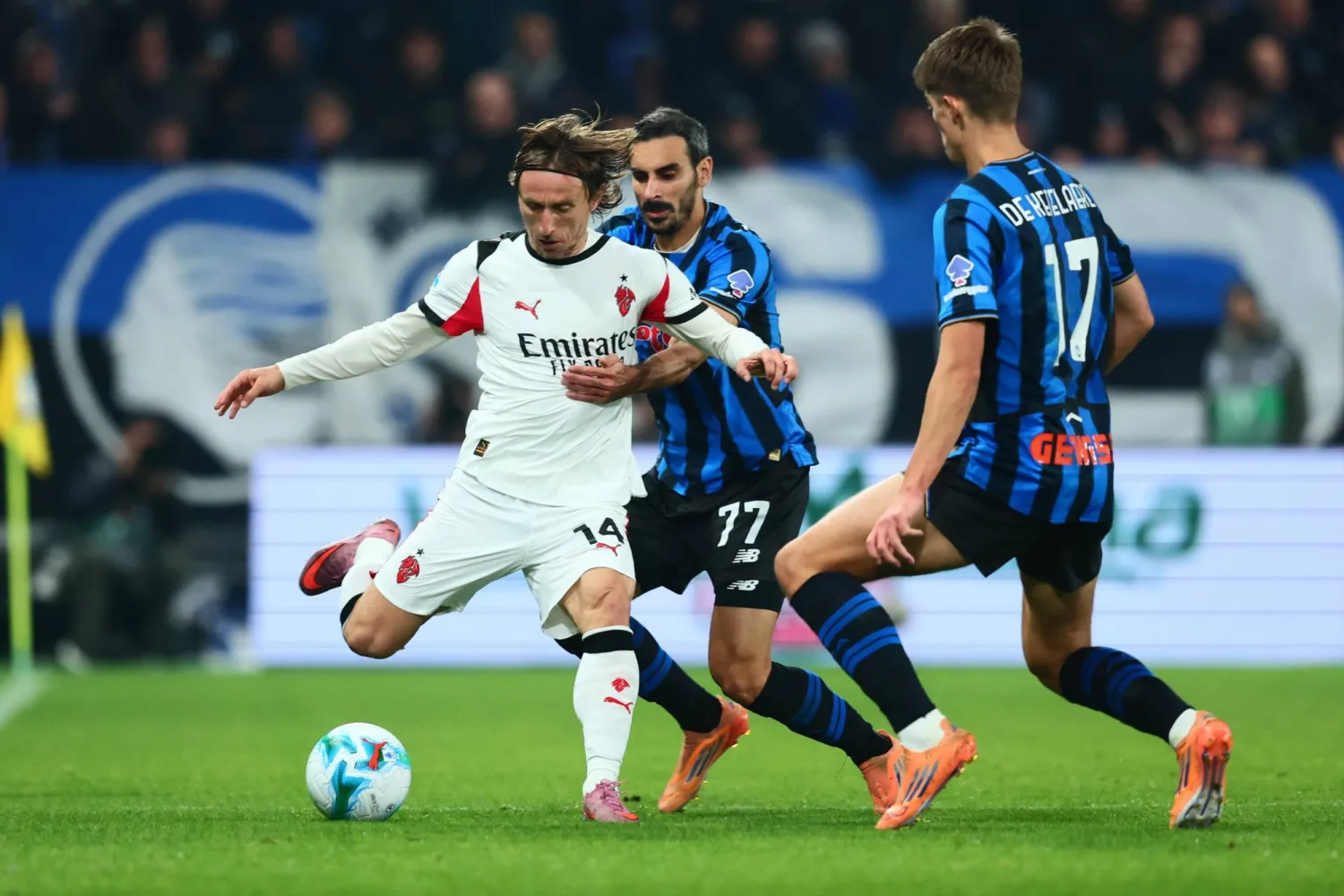 ميلان اكتفى بالتعادل مع مضيفه أتالانتا (إ.ب.أ)