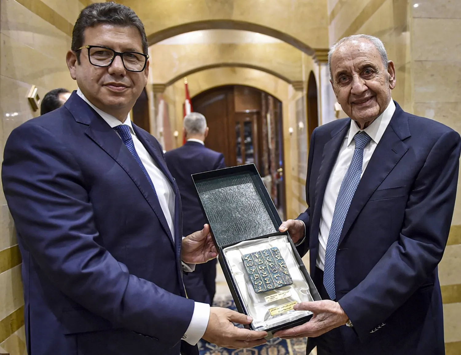 بري مسلماً رشاد هدية بعد لقائهما في بيروت الاثنين (د.ب.أ) 