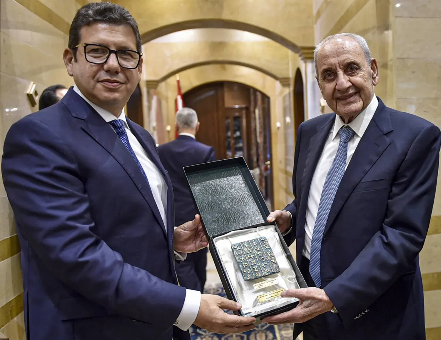 Berri, pazartesi günü Beyrut'ta yaptıkları görüşmenin ardından Reşad'a hediye verdi (DPA)