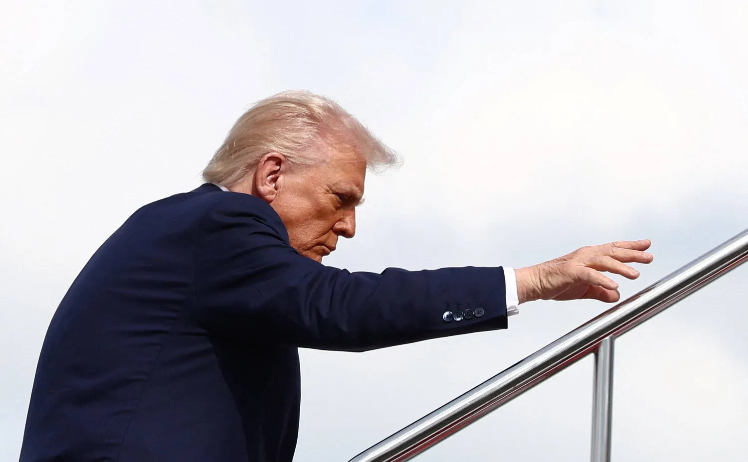 الرئيس الأميركي دونالد ترمب يستقل الطائرة الرئاسية في  مطار هانيدا بالعاصمة اليابانية  (رويترز)