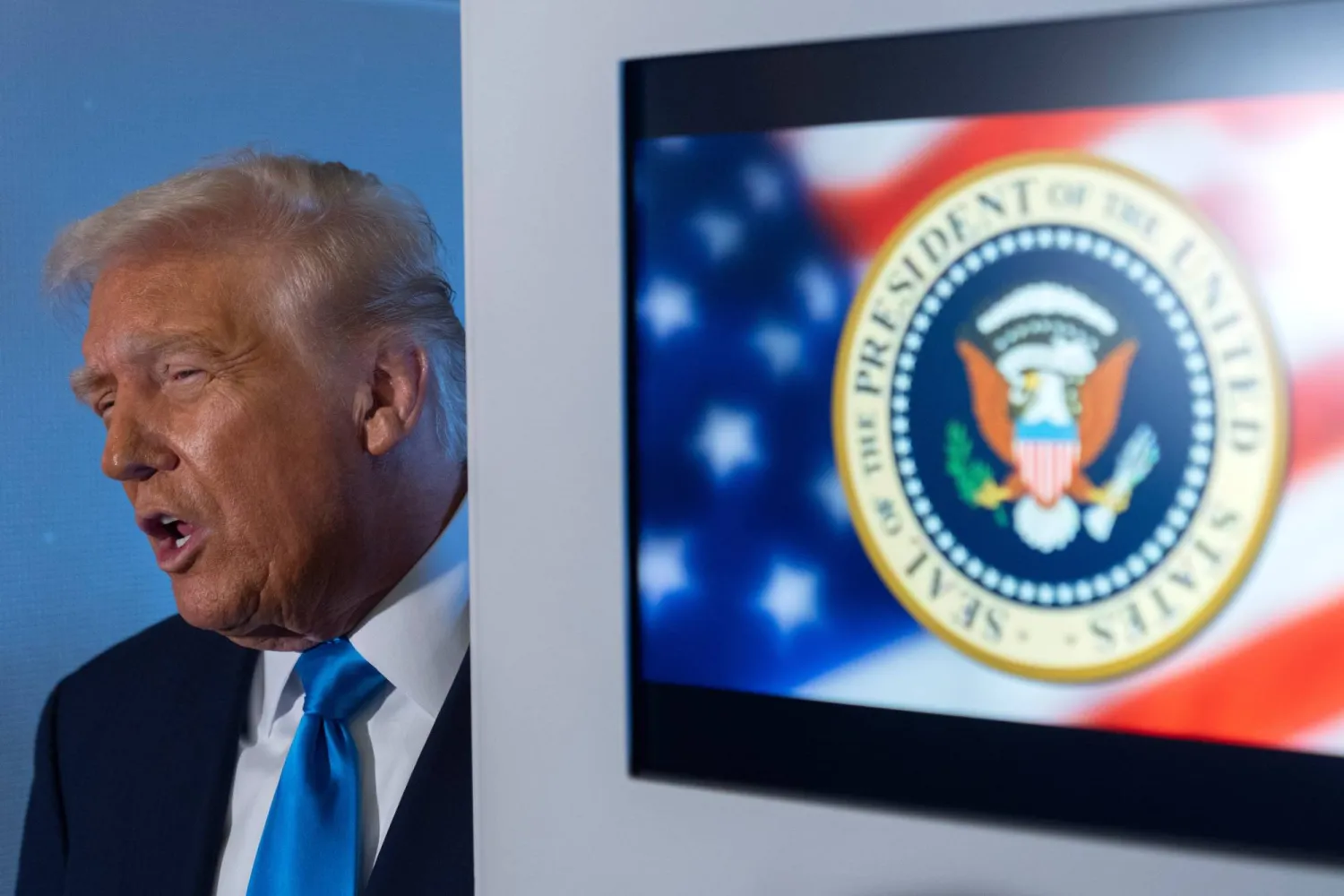 ترمب خلال حديثه للصحافيين على متن الطائرة الرئاسية في طريقه إلى كوريا الجنوبية (أ.ب)