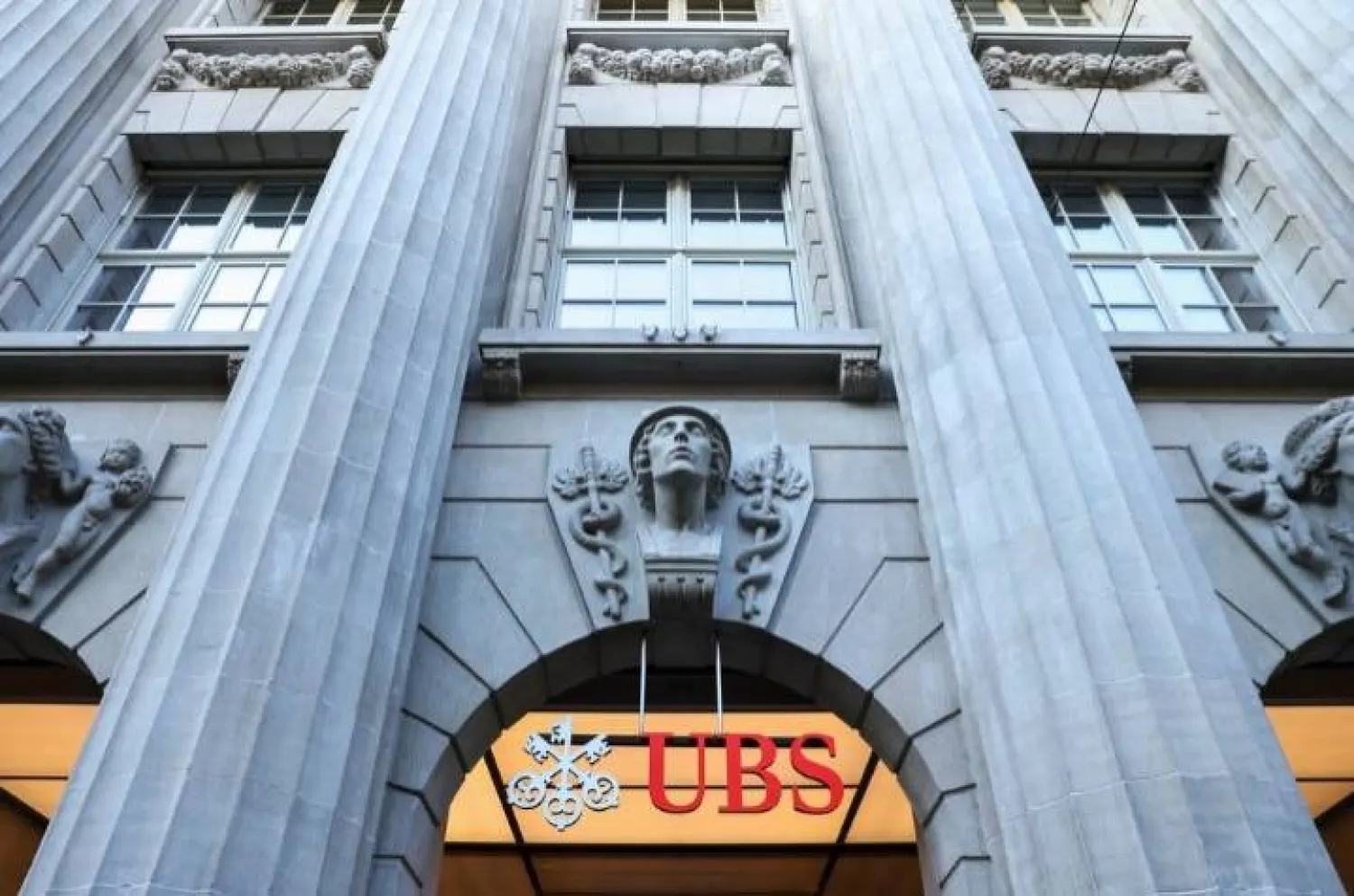 شعار بنك «يو بي إس» السويسري في زيوريخ (رويترز)