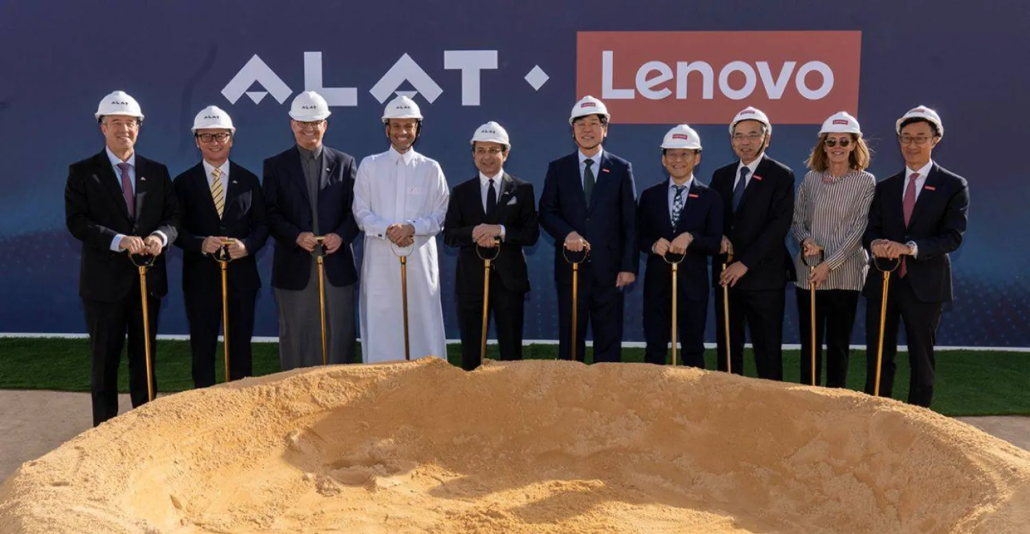 صورة جماعية لفريق من «آلات» و«لينوفو» عند وضع حجر الأساس للمصنع في المملكة خلال فبراير (الشرق الأوسط)