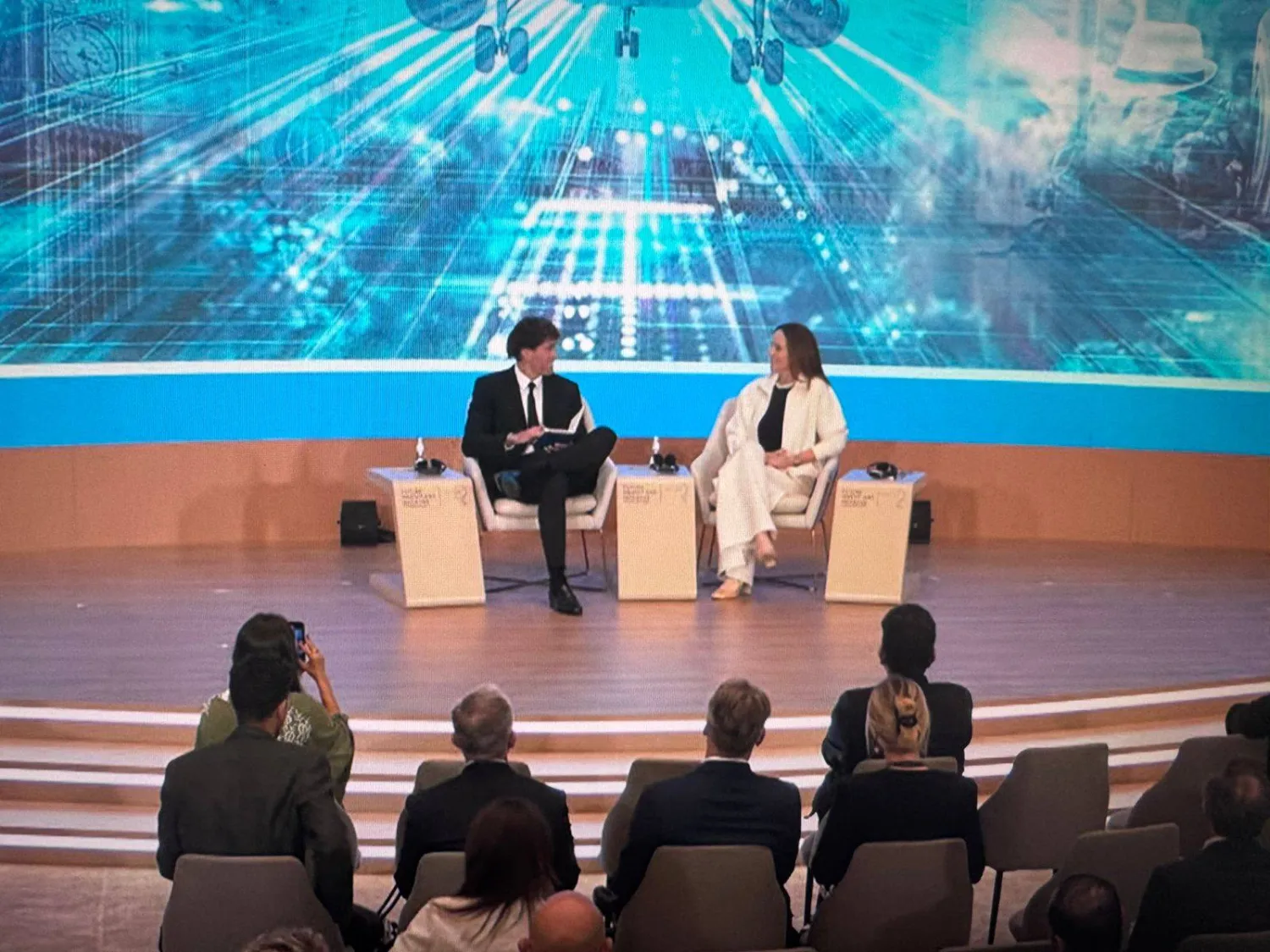 المديرة المالية لشركة «أوبن إيه آي» سارة فراير في جلسة حوارية خلال مؤتمر مبادرة مستقبل الاستثمار (الشرق الأوسط)